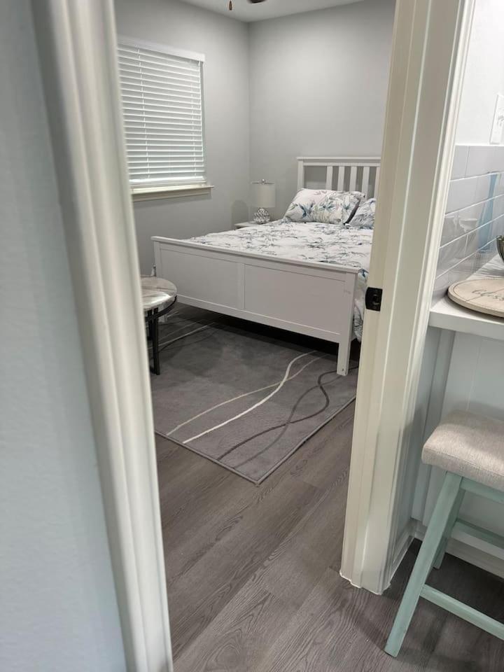 Spacious 1 Bdrm Studio Montrose view 3