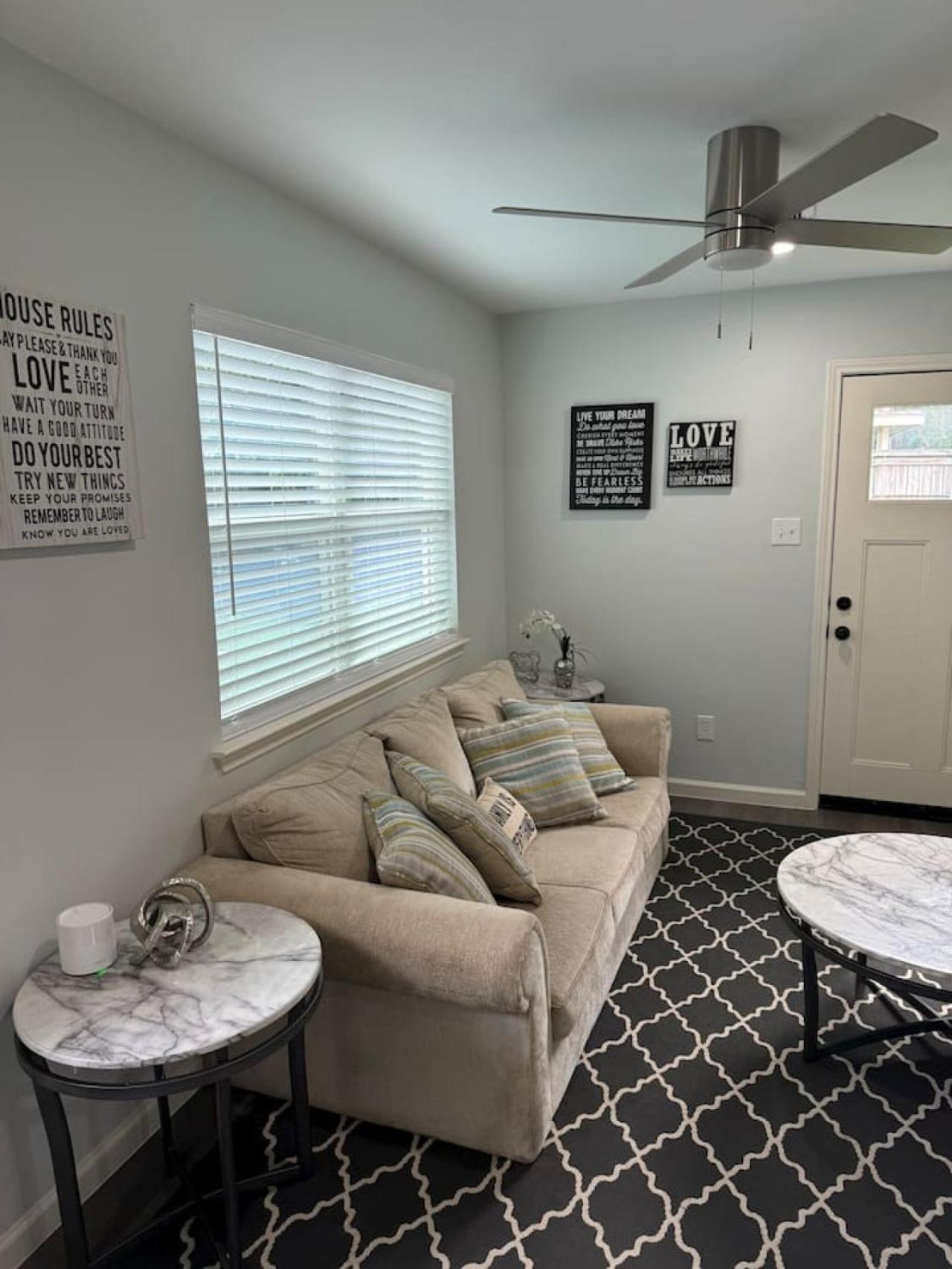 Spacious 1 Bdrm Studio Montrose view 4