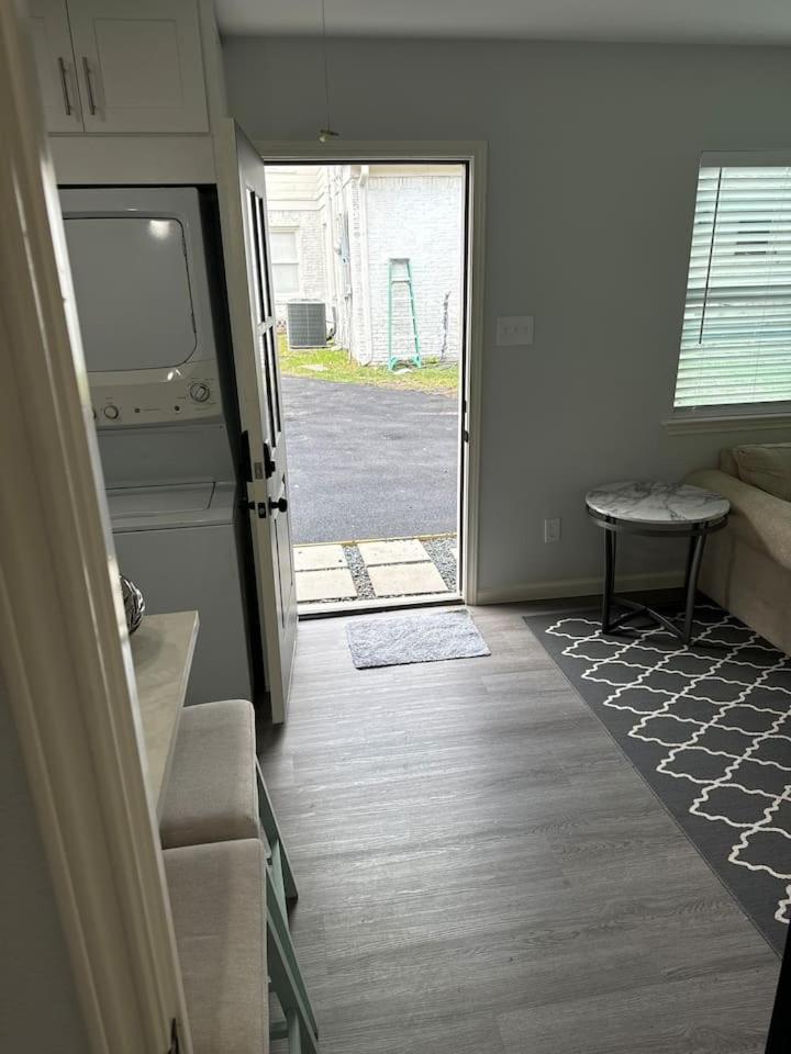 Spacious 1 Bdrm Studio Montrose view 5