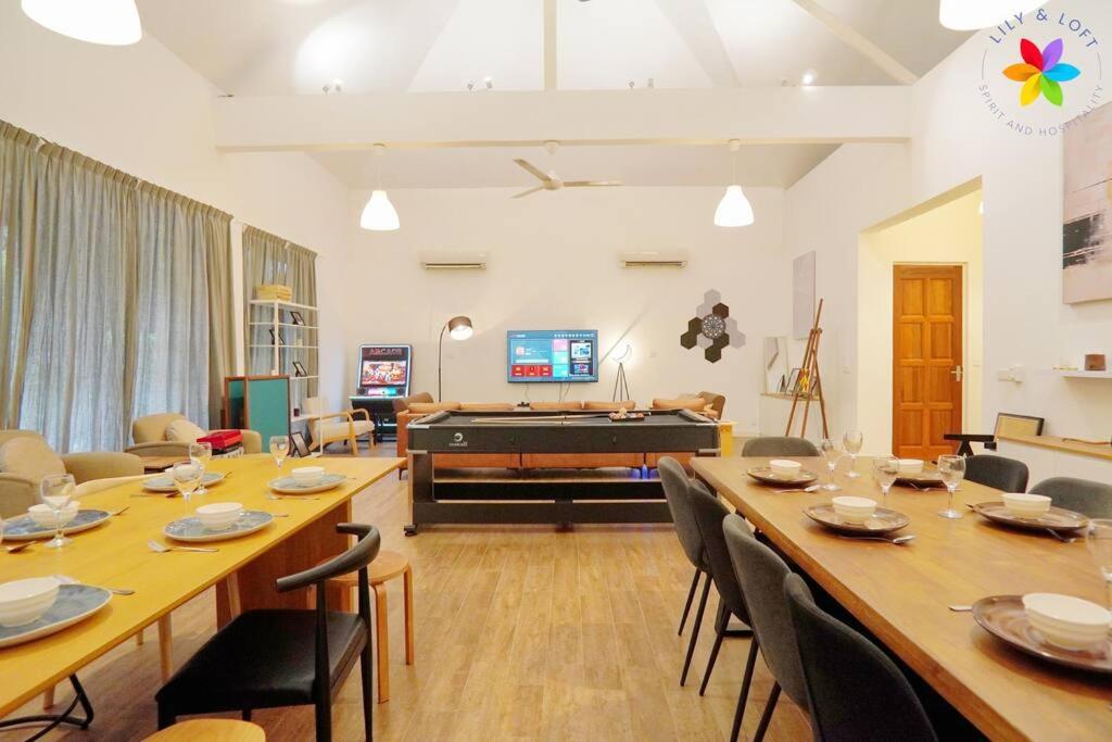 30P White House Retreat - Pool & Event Hall