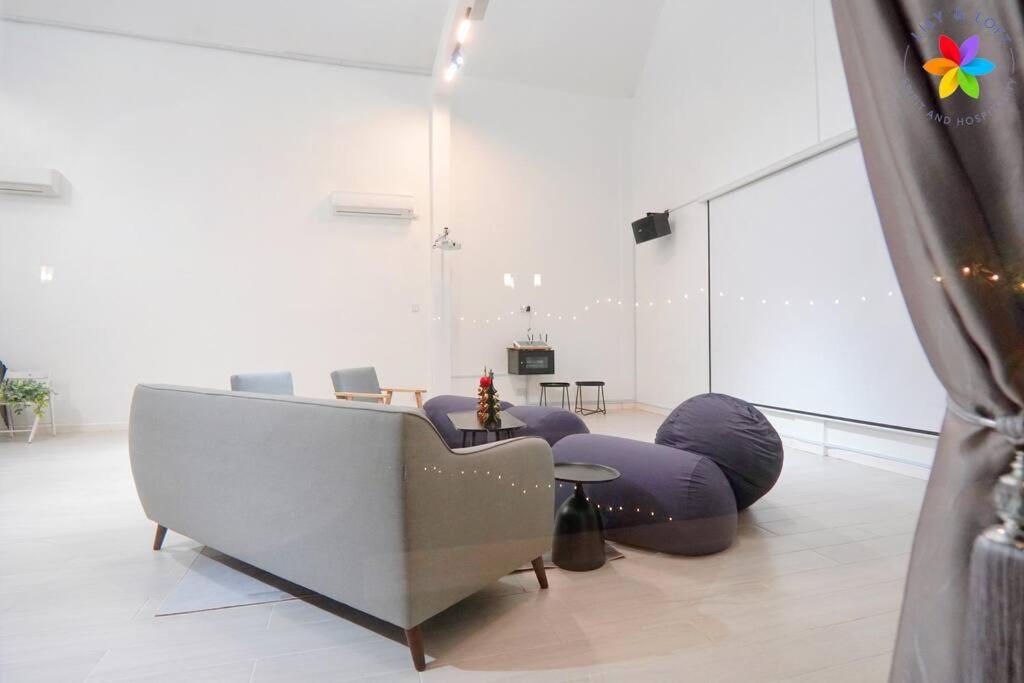 30P White House Retreat - Pool & Event Hall