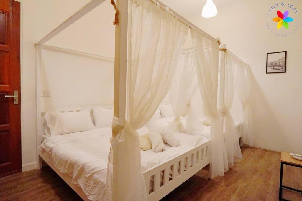 30P White House Retreat - Pool & Event Hall