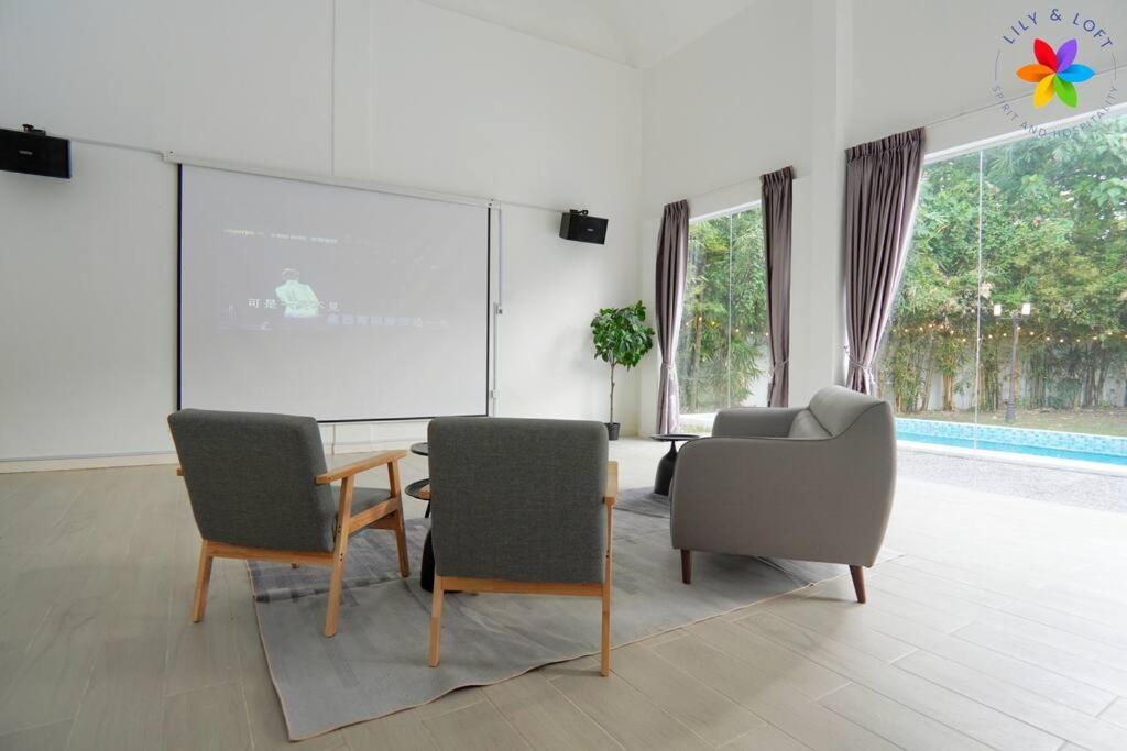 30P White House Retreat - Pool & Event Hall