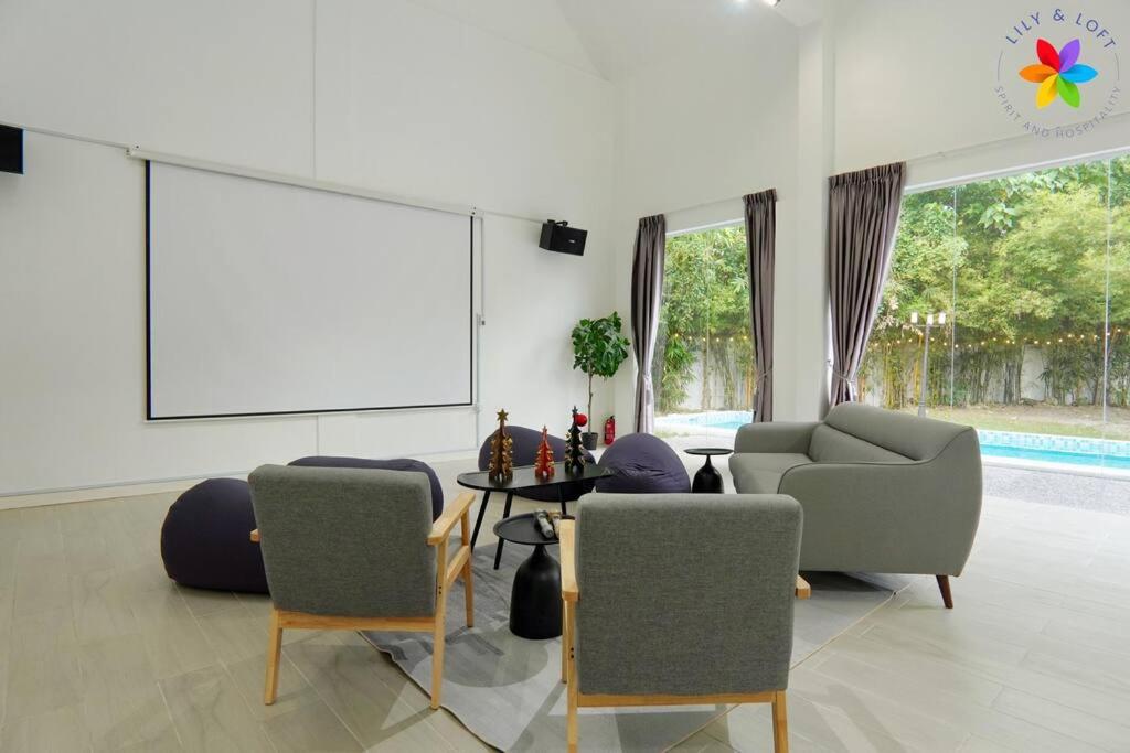 30P White House Retreat - Pool & Event Hall
