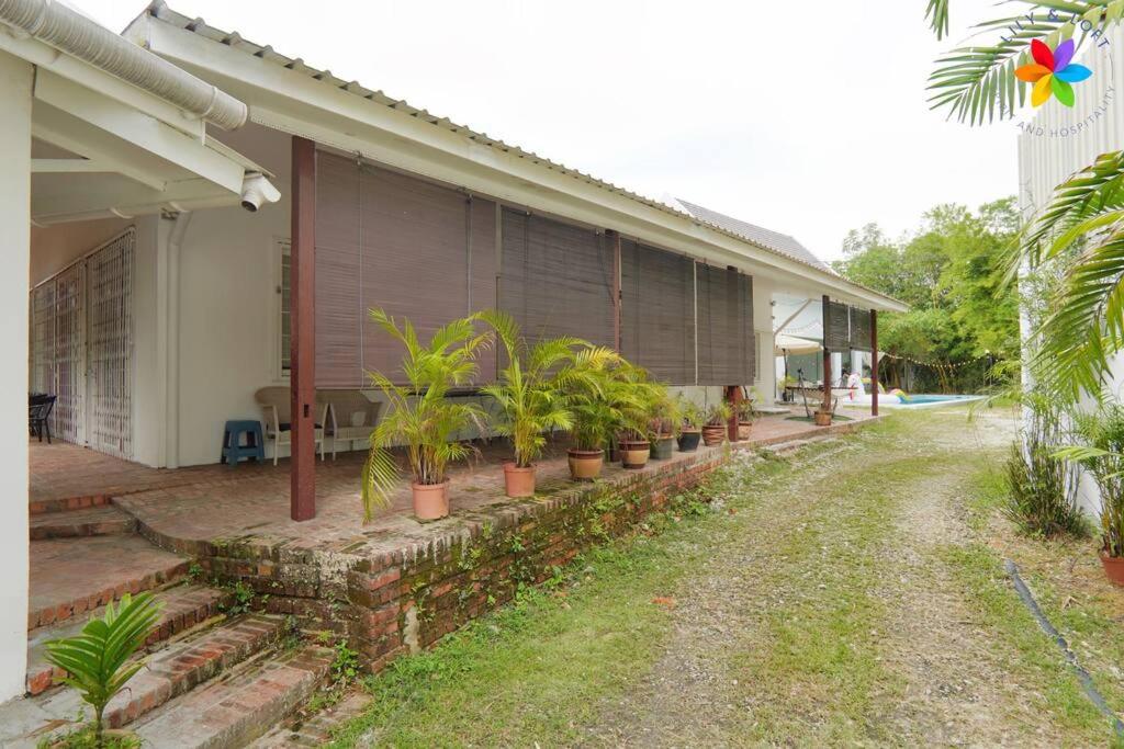 30P White House Retreat - Pool & Event Hall