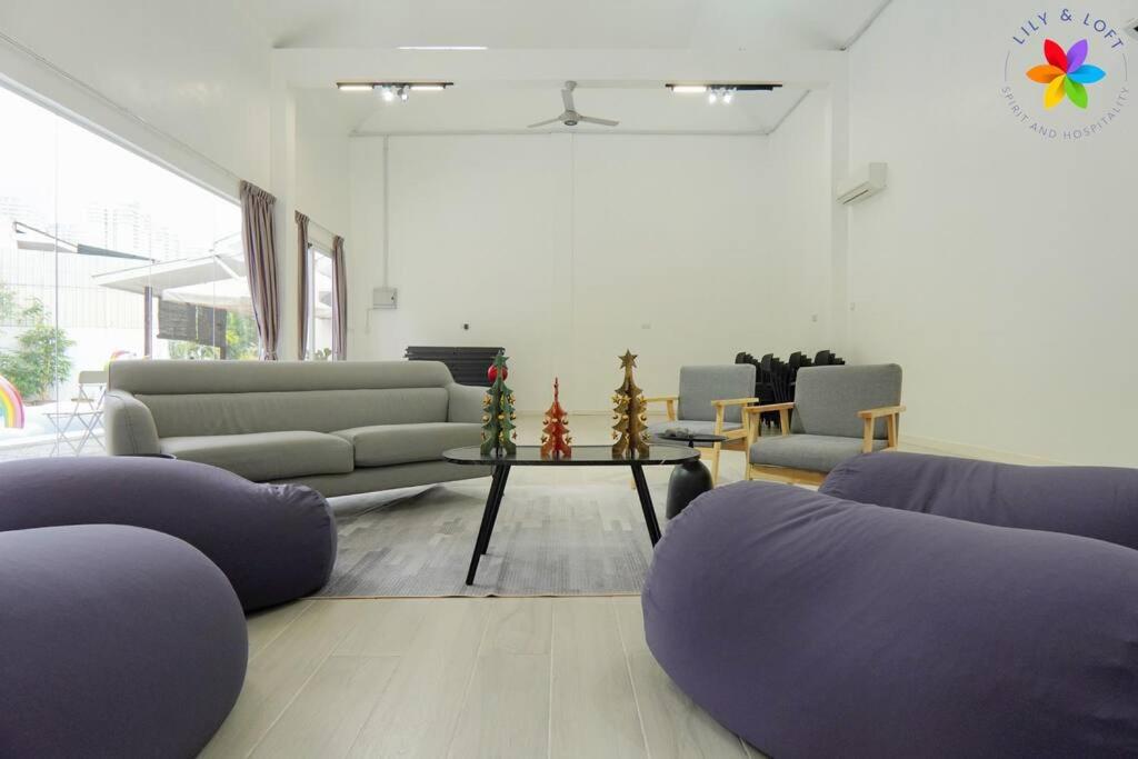30P White House Retreat - Pool & Event Hall