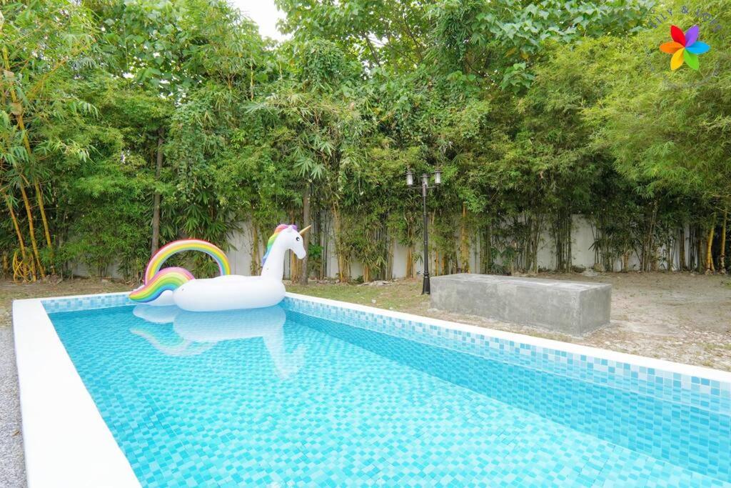 30P White House Retreat - Pool & Event Hall