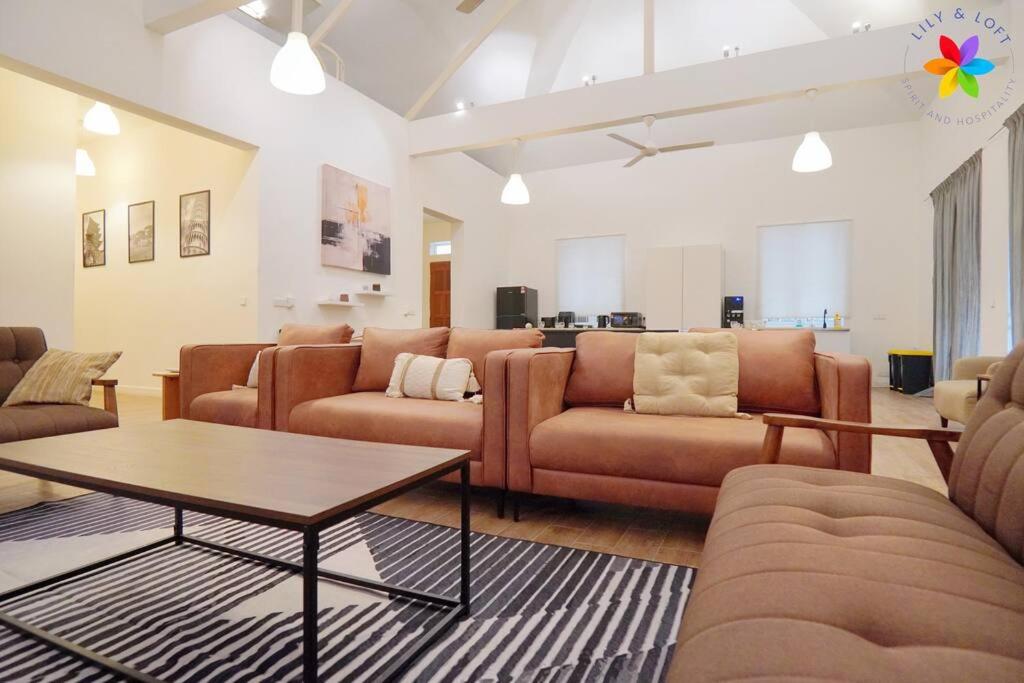 30P White House Retreat - Pool & Event Hall
