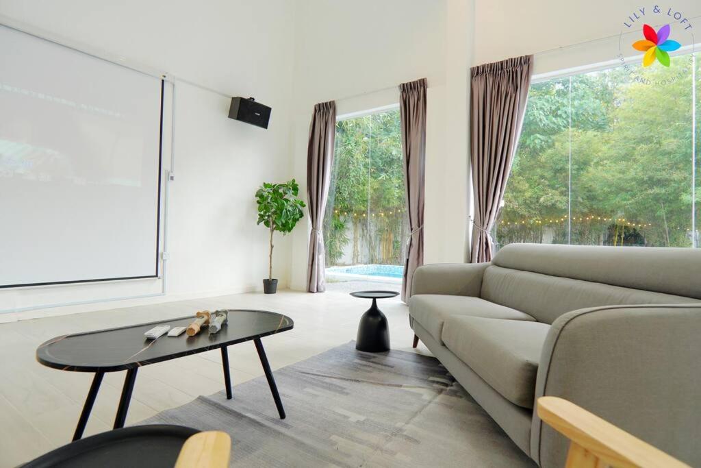 30P White House Retreat - Pool & Event Hall