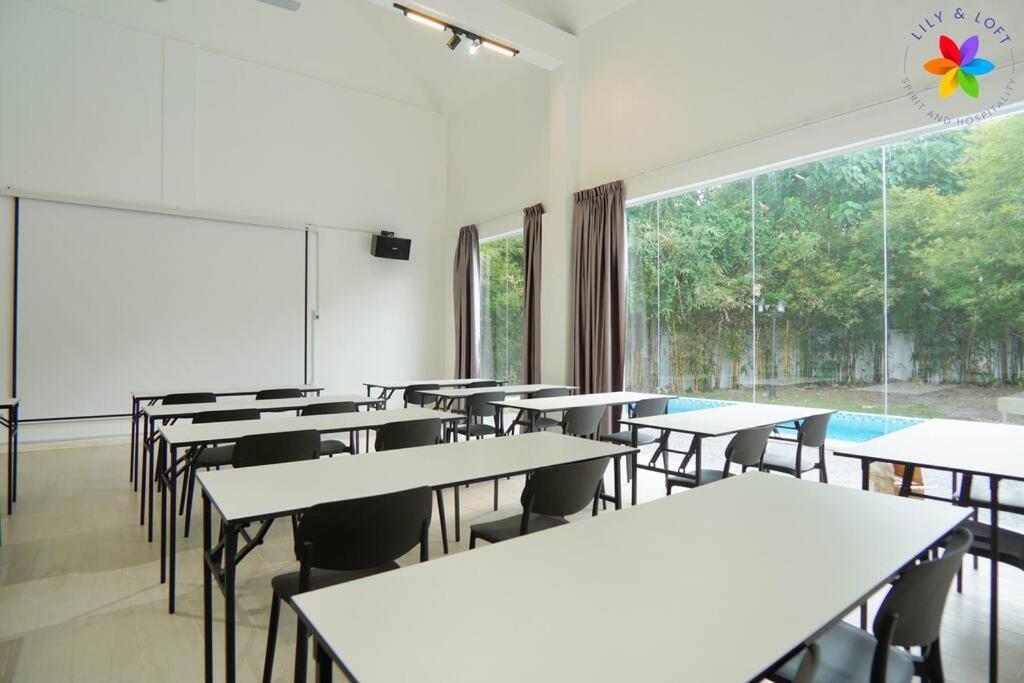 30P White House Retreat - Pool & Event Hall