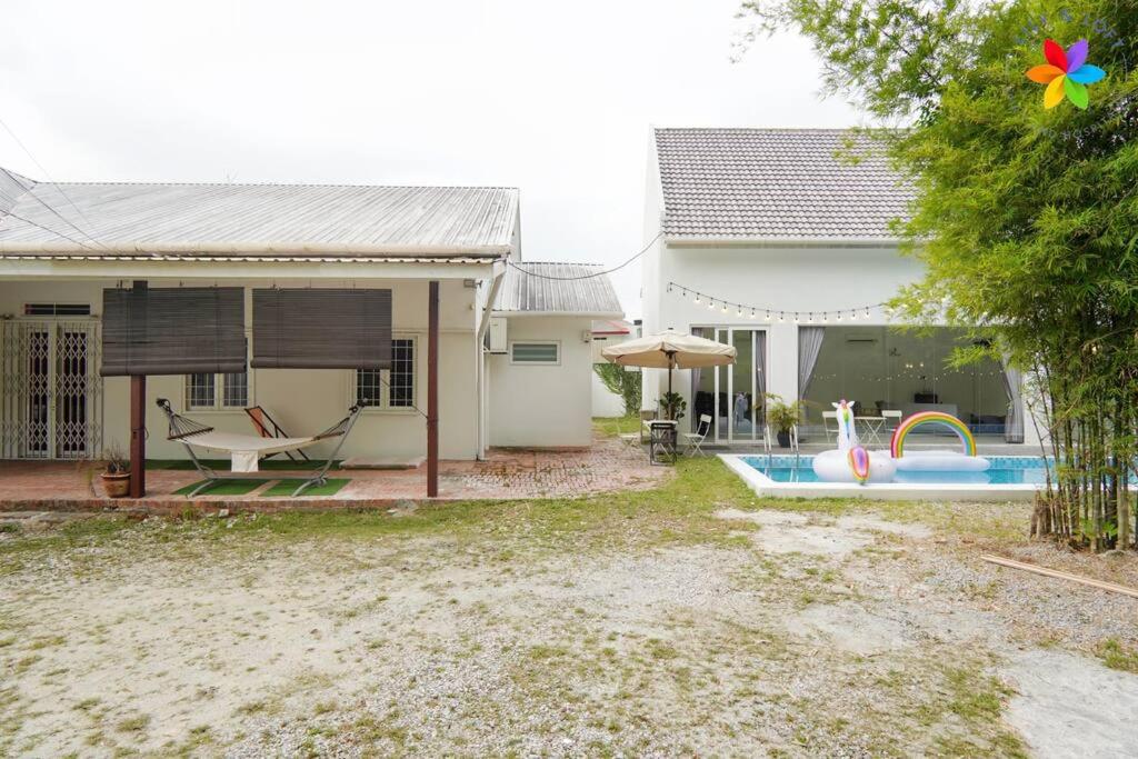 30P White House Retreat - Pool & Event Hall