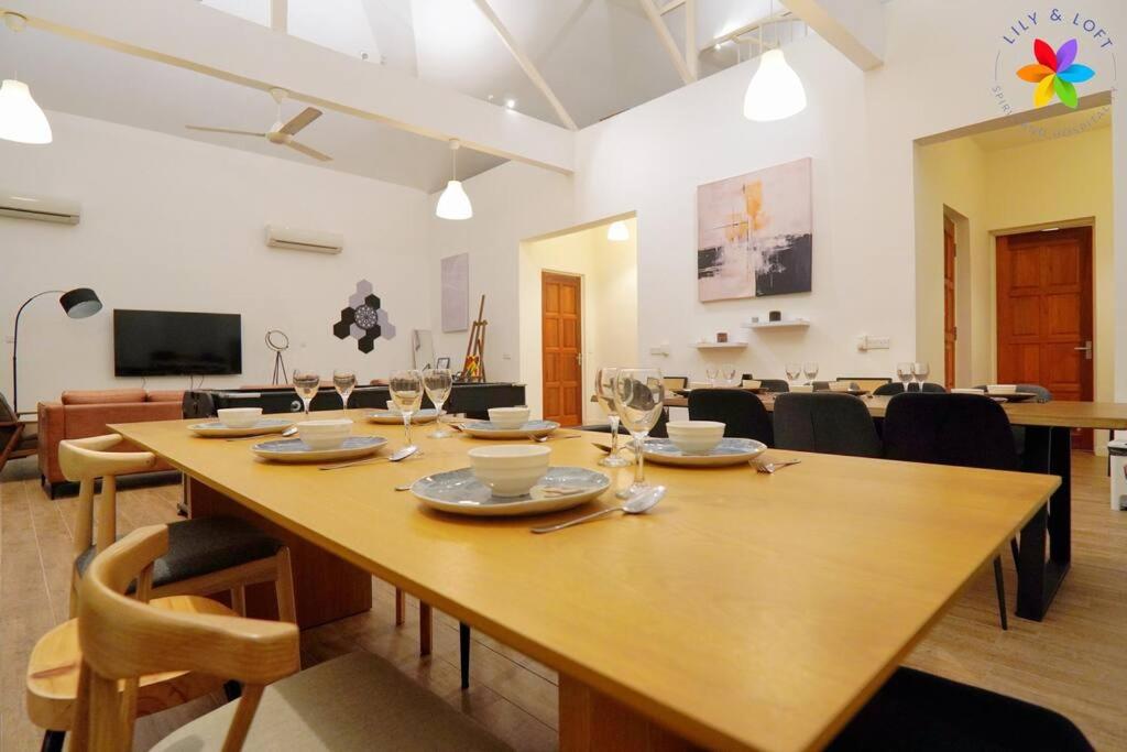 30P White House Retreat - Pool & Event Hall