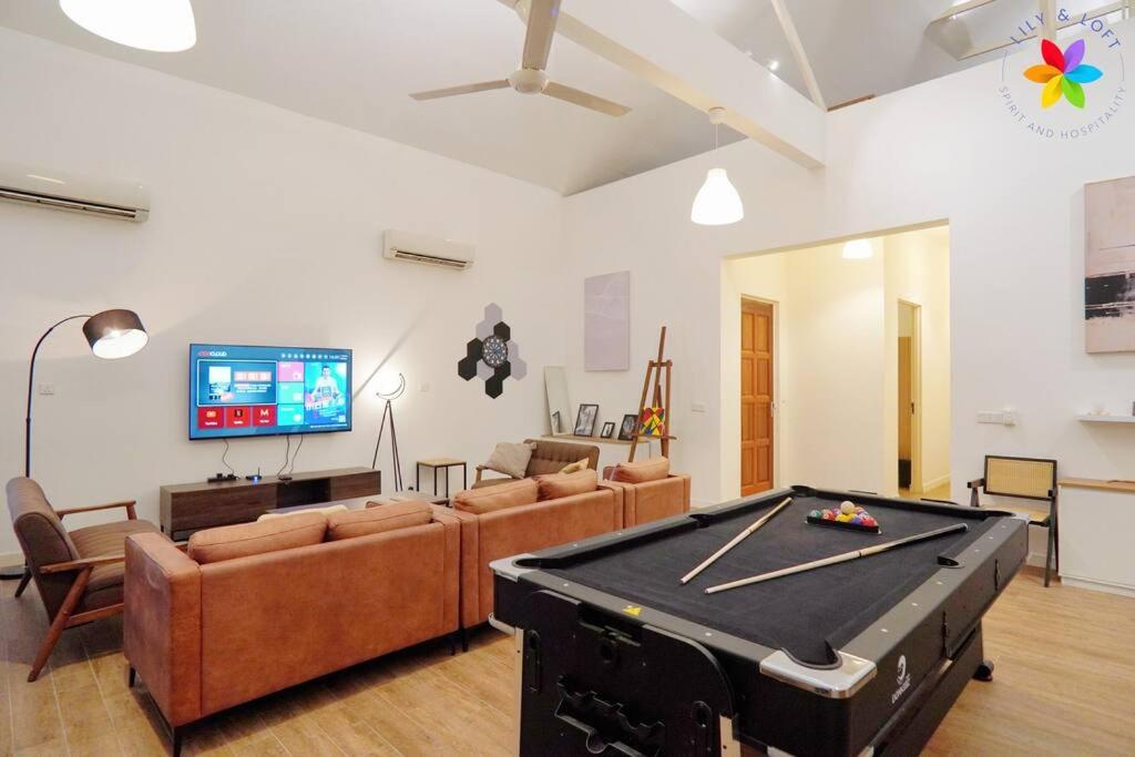 30P White House Retreat - Pool & Event Hall