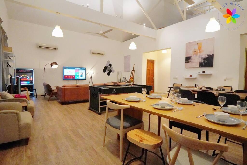 30P White House Retreat - Pool & Event Hall