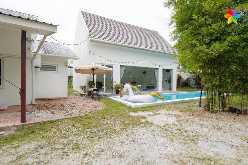 30P White House Retreat - Pool & Event Hall