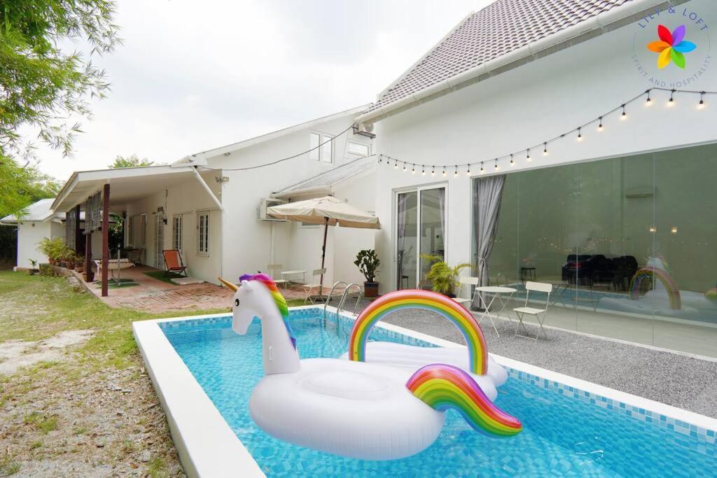 30P White House Retreat - Pool & Event Hall