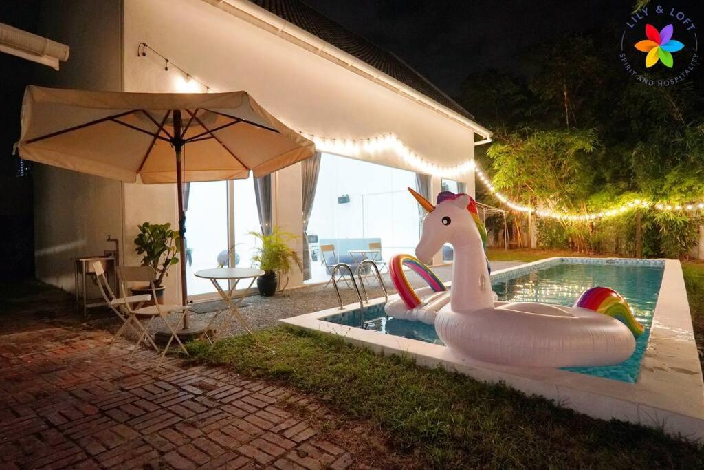 30P White House Retreat - Pool & Event Hall