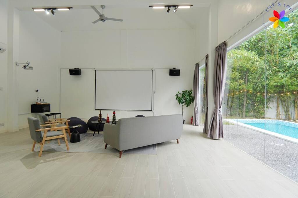 30P White House Retreat - Pool & Event Hall