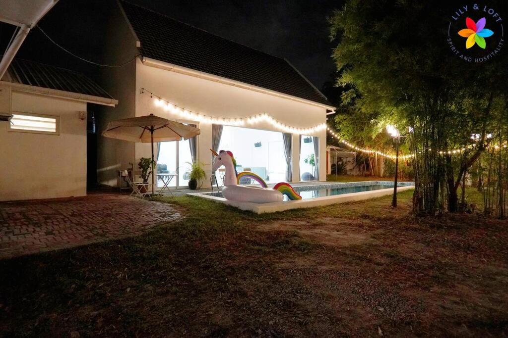 30P White House Retreat - Pool & Event Hall