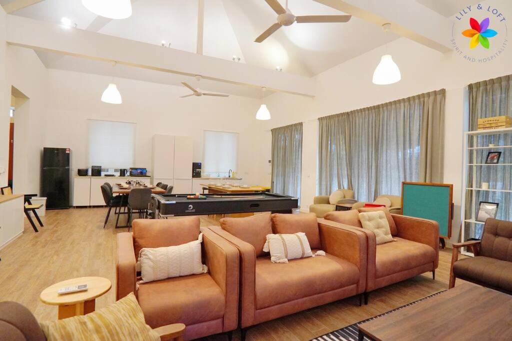30P White House Retreat - Pool & Event Hall