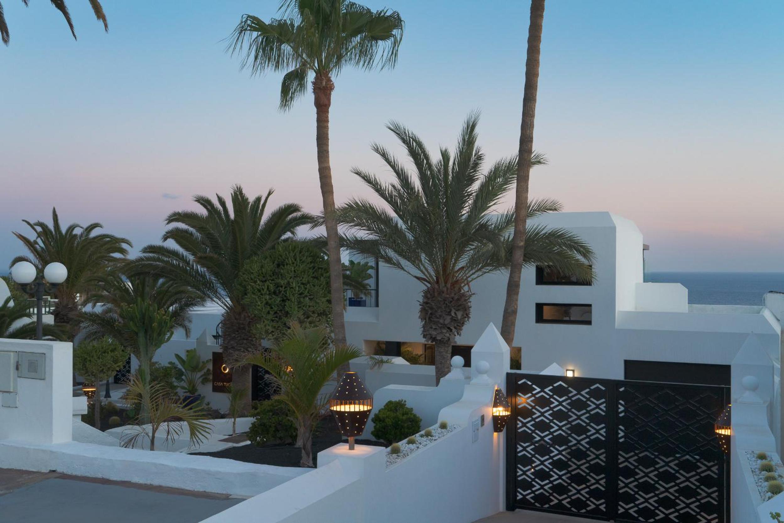 Luxury Penthouse Panoramic Ocean Views 2bedroom Apartment with Jacuzzi