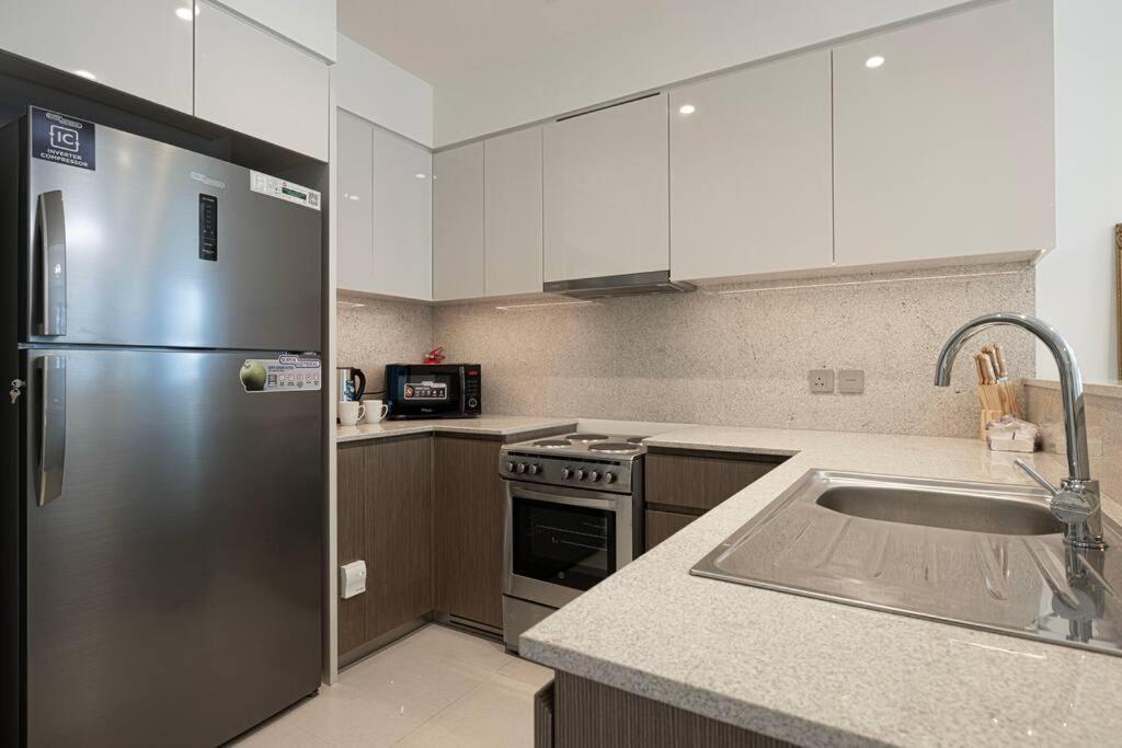 2 BR Dubai Luxury apartment Full Burj Views