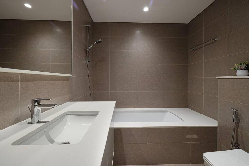 2 BR Dubai Luxury apartment Full Burj Views