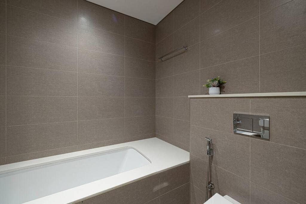 2 BR Dubai Luxury apartment Full Burj Views