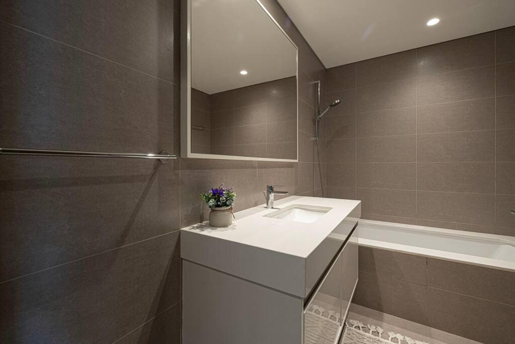 2 BR Dubai Luxury apartment Full Burj Views
