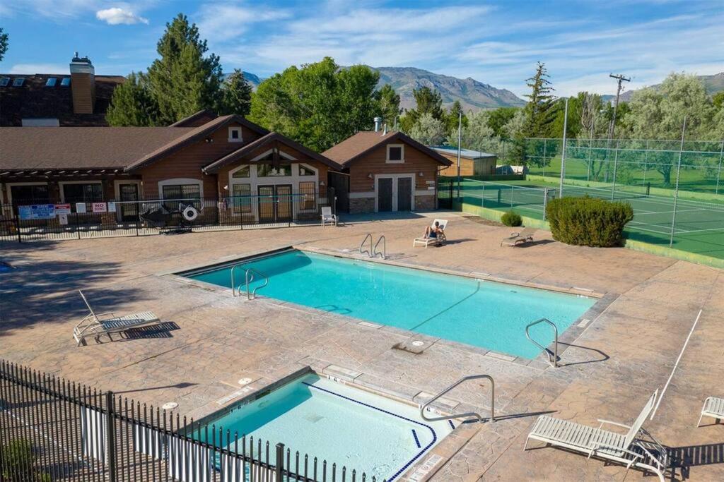 Heavens Gate LS48 Ski Retreat Hot Tub & Views view 3