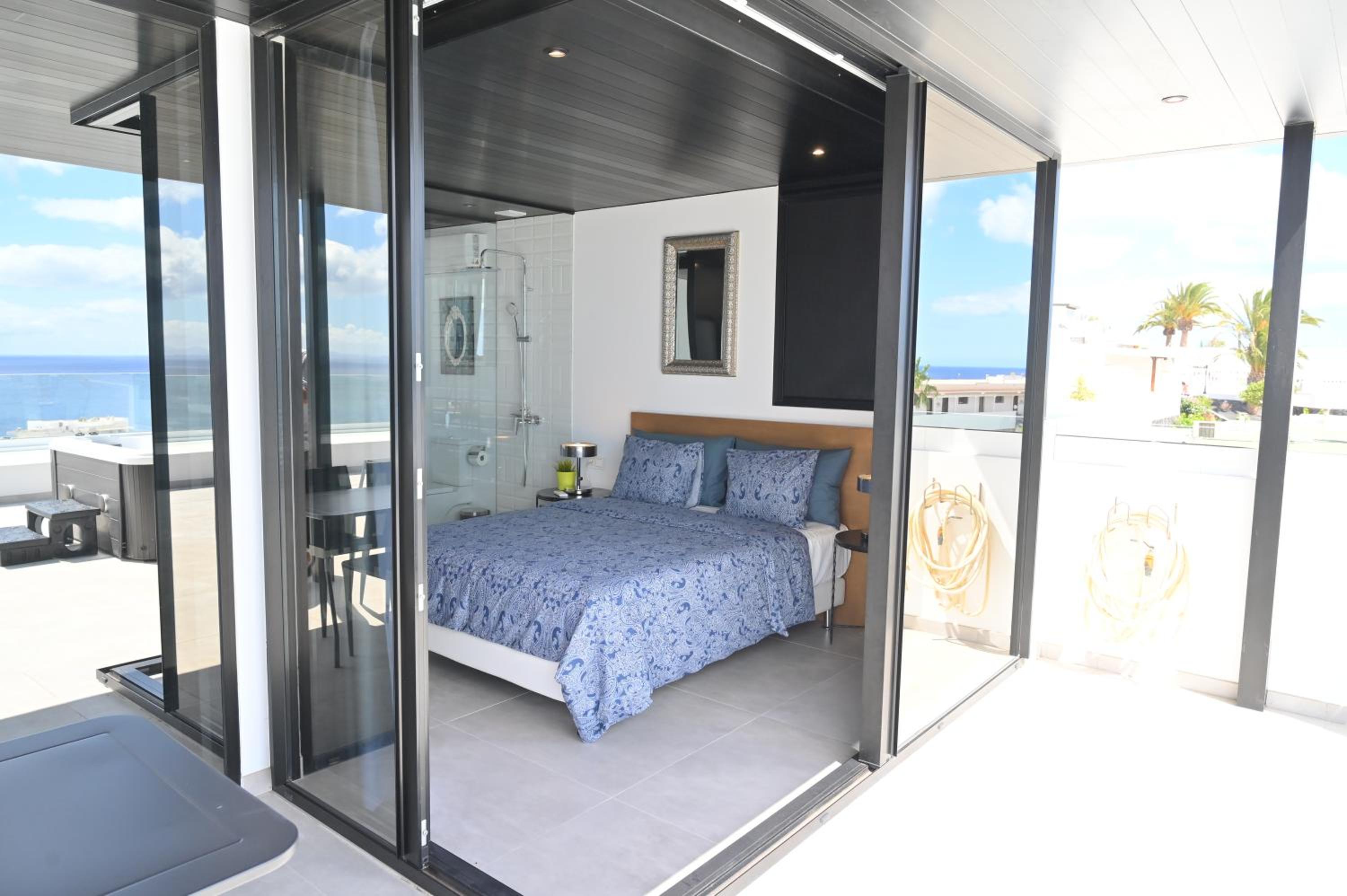 Luxury Penthouse Panoramic Ocean Views 2bedroom Apartment with Jacuzzi