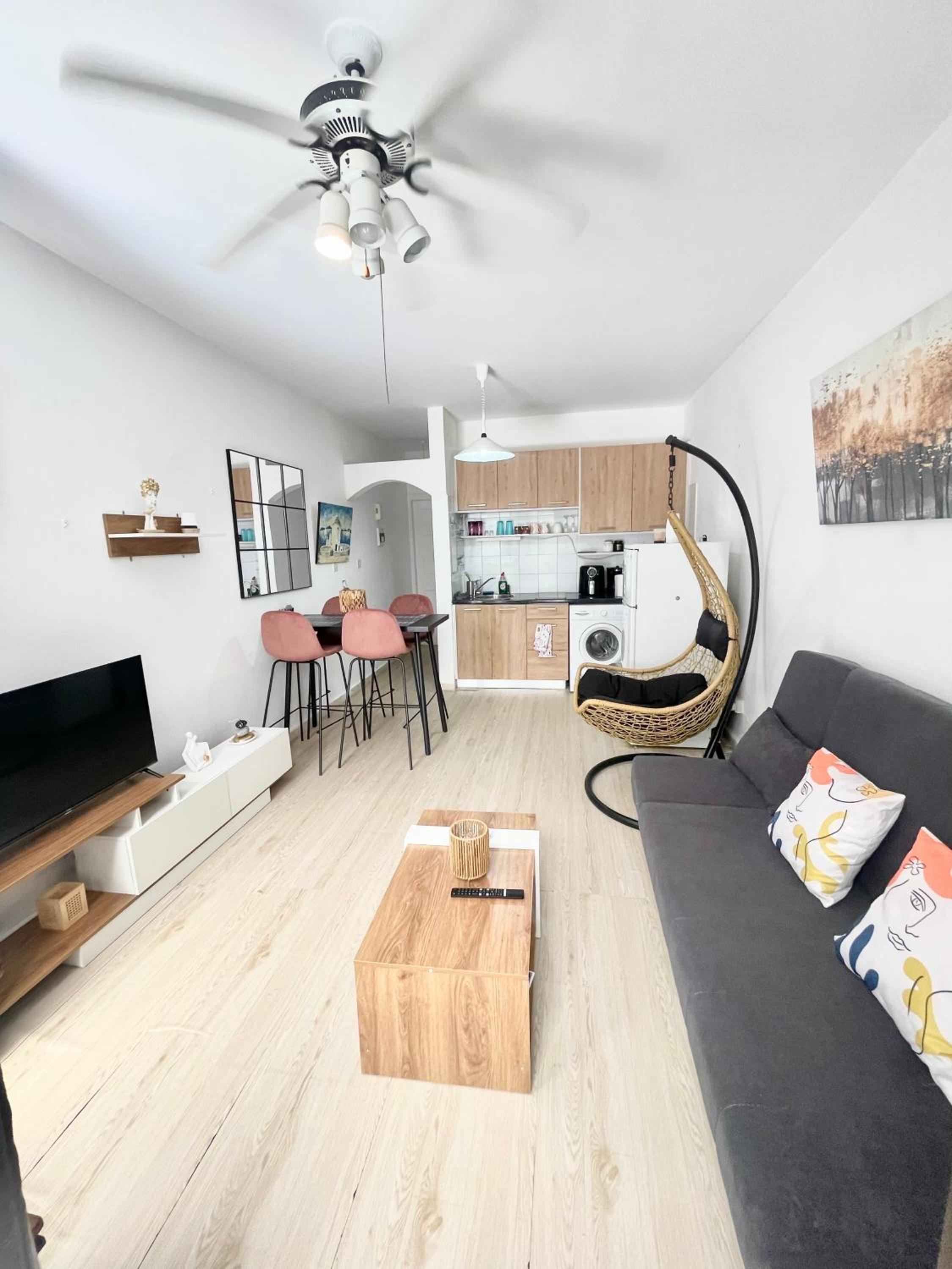 Ibiscus Pool & Garden Apartment Walk to Beach, Harbour & Castle, Kato Paphos