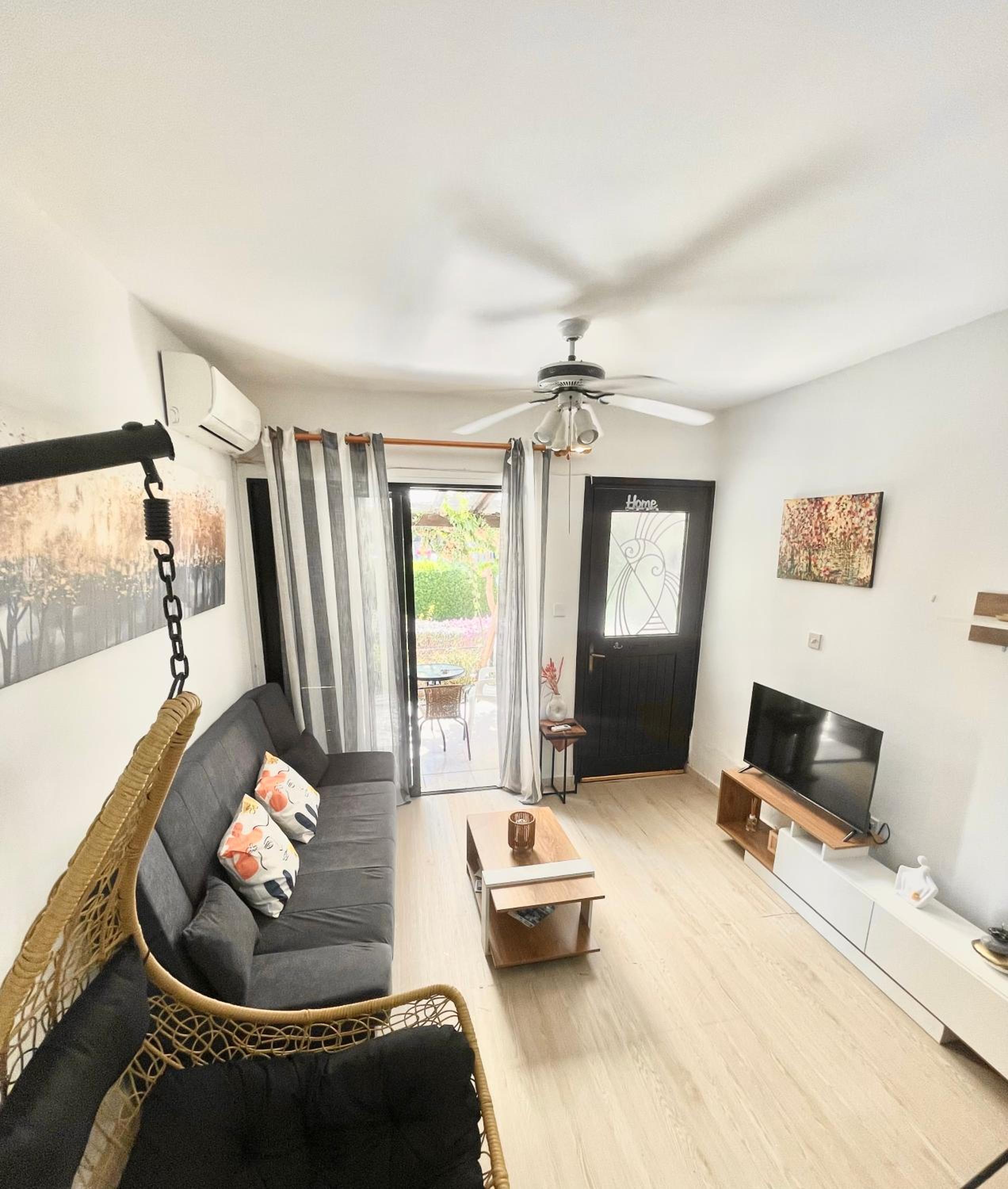 Ibiscus Pool & Garden Apartment Walk to Beach, Harbour & Castle, Kato Paphos