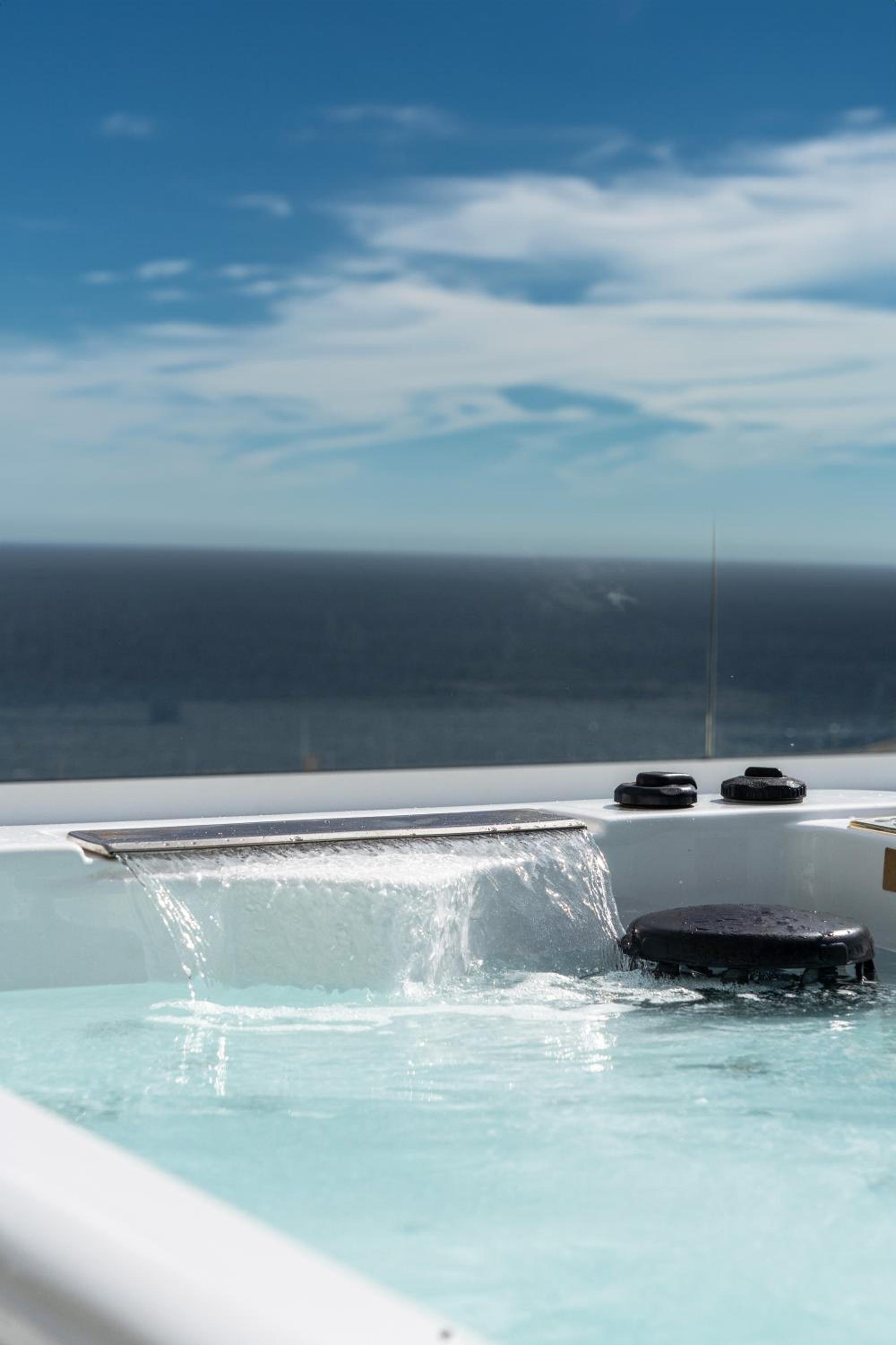 Luxury Penthouse Panoramic Ocean Views 2bedroom Apartment with Jacuzzi