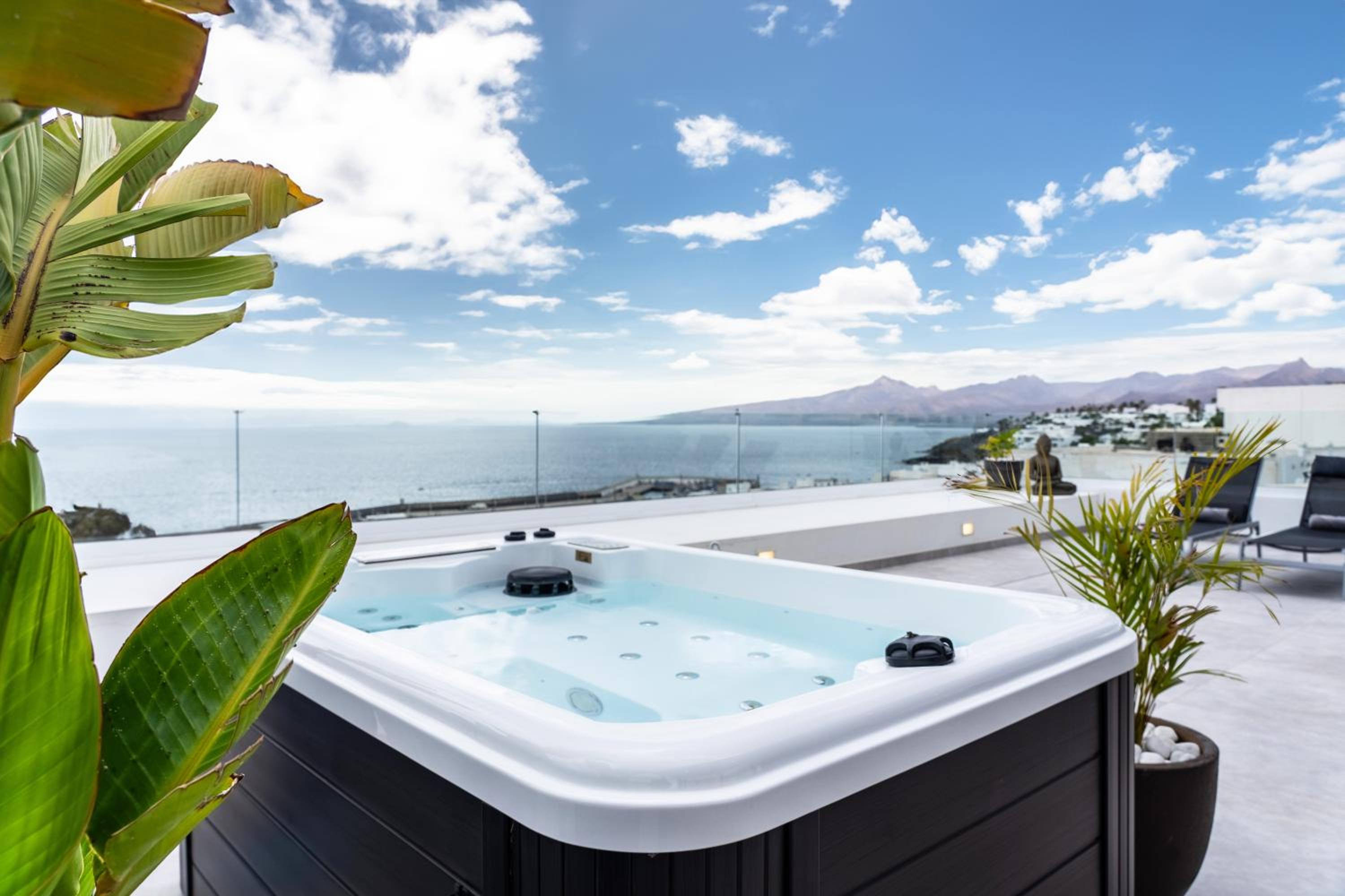 Luxury Penthouse Panoramic Ocean Views 2bedroom Apartment with Jacuzzi