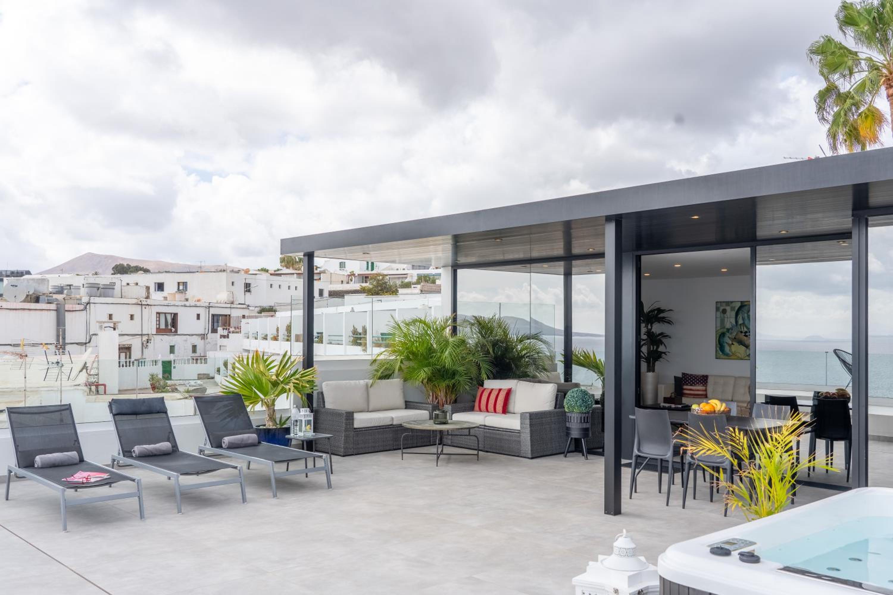 Luxury Penthouse Panoramic Ocean Views 2bedroom Apartment with Jacuzzi