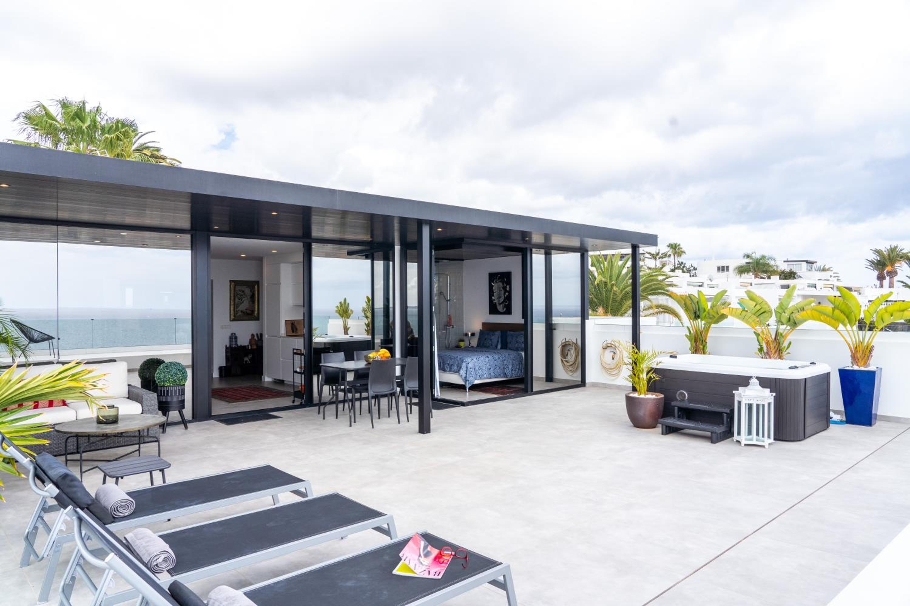 Luxury Penthouse Panoramic Ocean Views 2bedroom Apartment with Jacuzzi