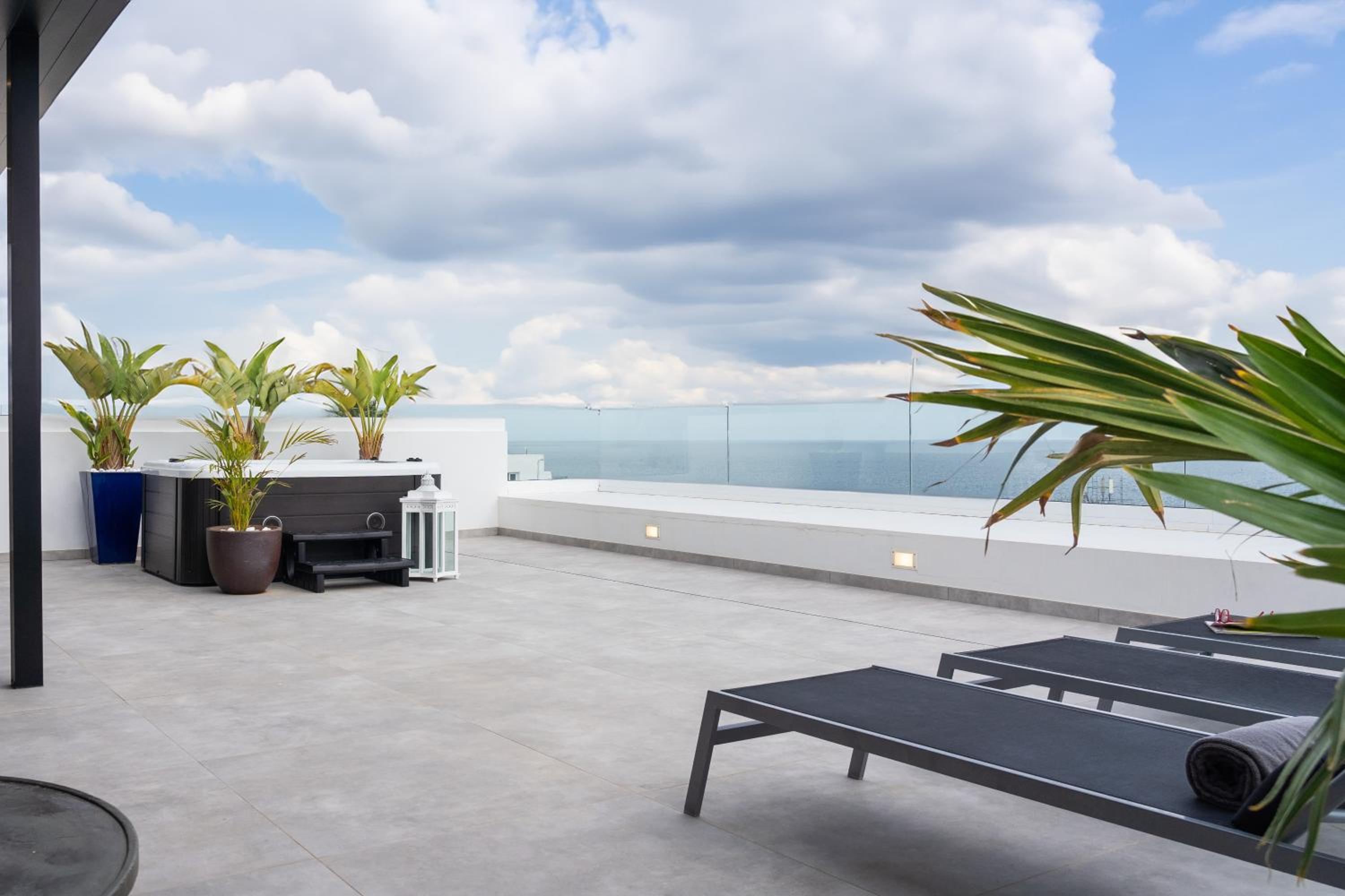 Luxury Penthouse Panoramic Ocean Views 2bedroom Apartment with Jacuzzi