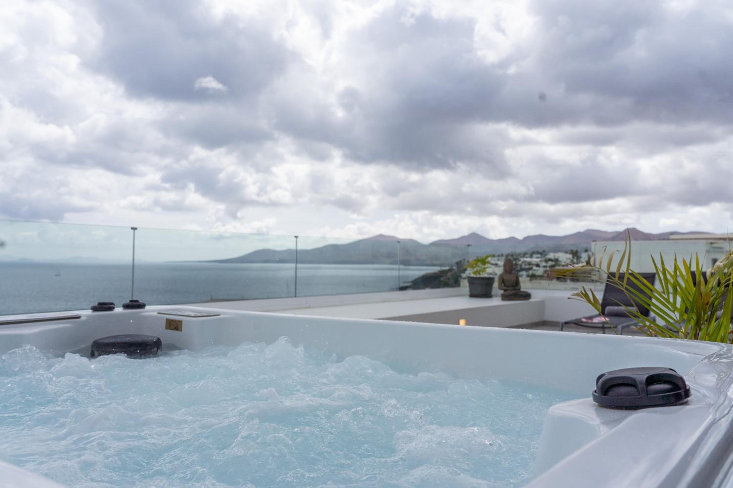 Luxury Penthouse Panoramic Ocean Views 2bedroom Apartment with Jacuzzi