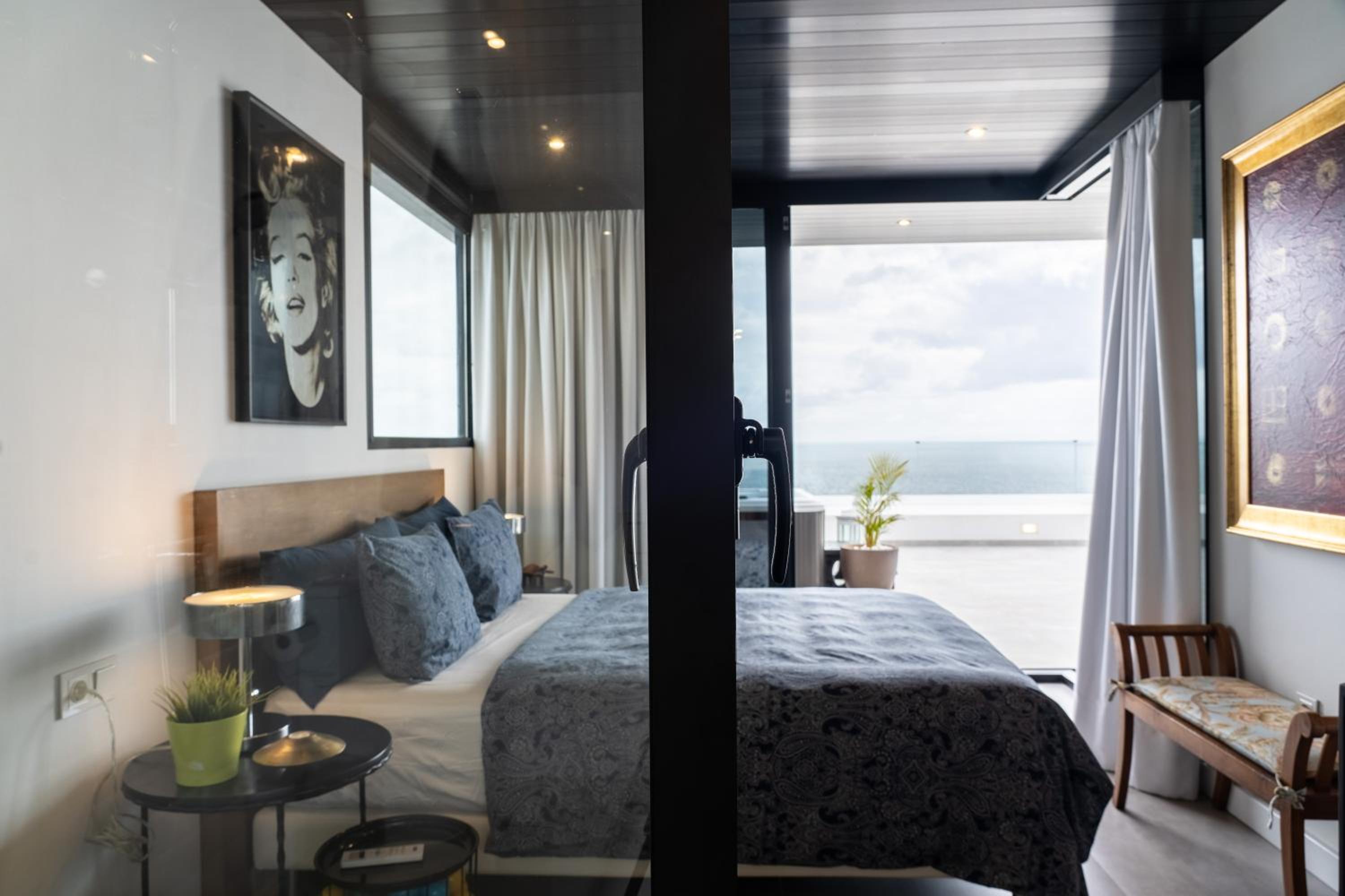 Luxury Penthouse Panoramic Ocean Views 2bedroom Apartment with Jacuzzi