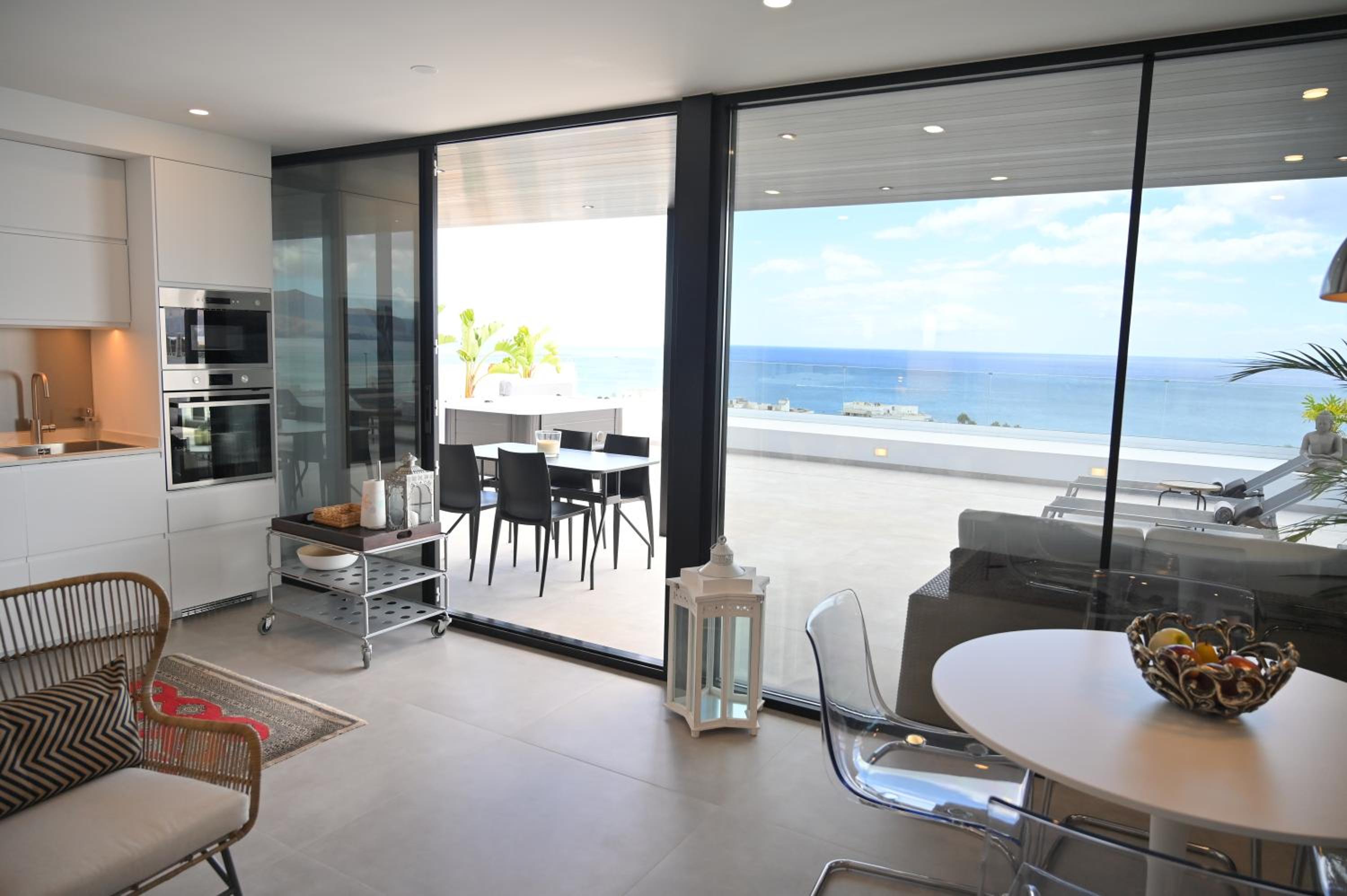 Luxury Penthouse Panoramic Ocean Views 2bedroom Apartment with Jacuzzi