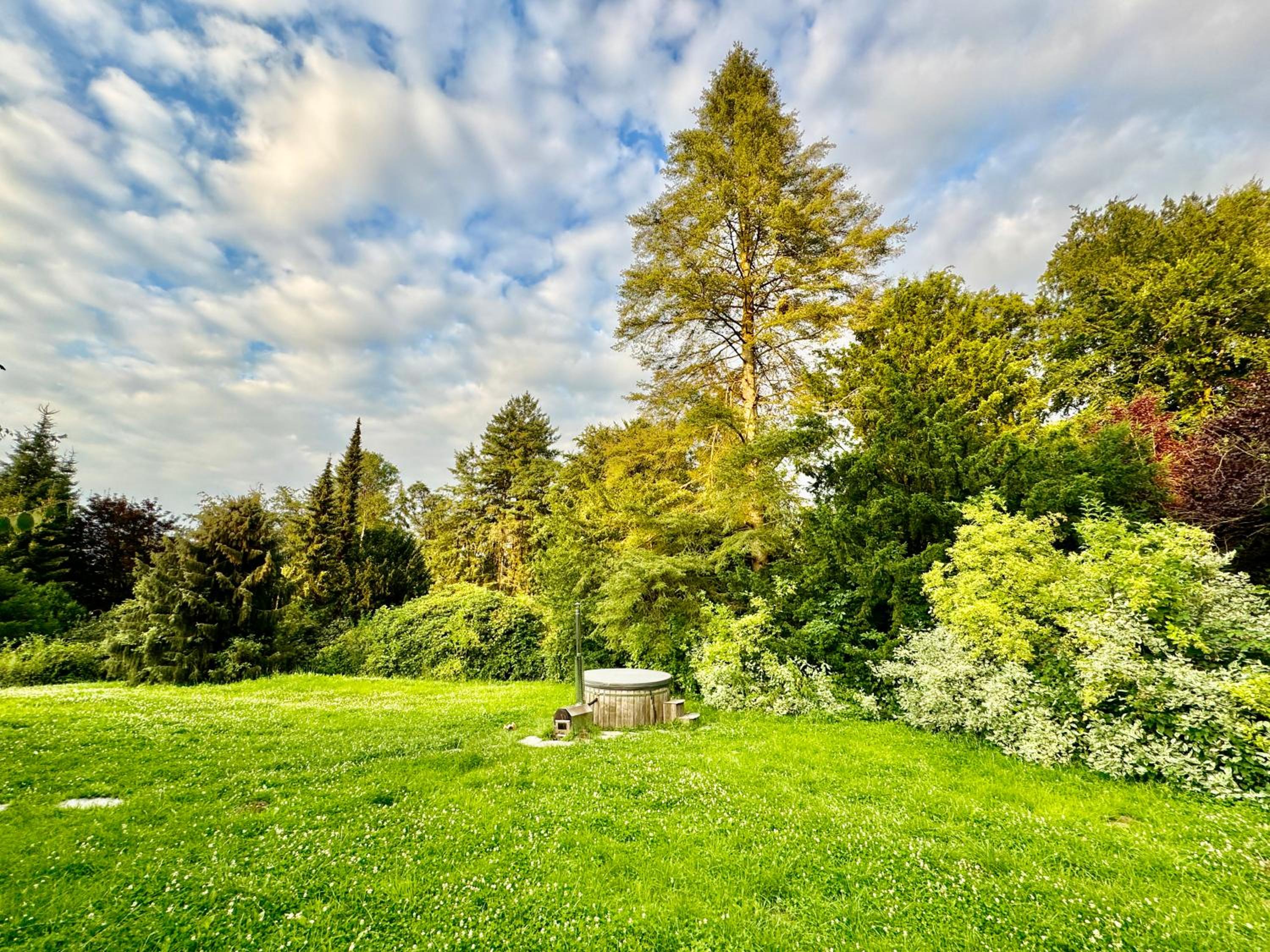 Ferienhaus Villa EMG Osnabrück Bielefeld in Preussisch-Oldendorf, Alleinlage, eigene Wald und See, Jacuzzi, Sauna für Familien Gruppen bis 20 Personen