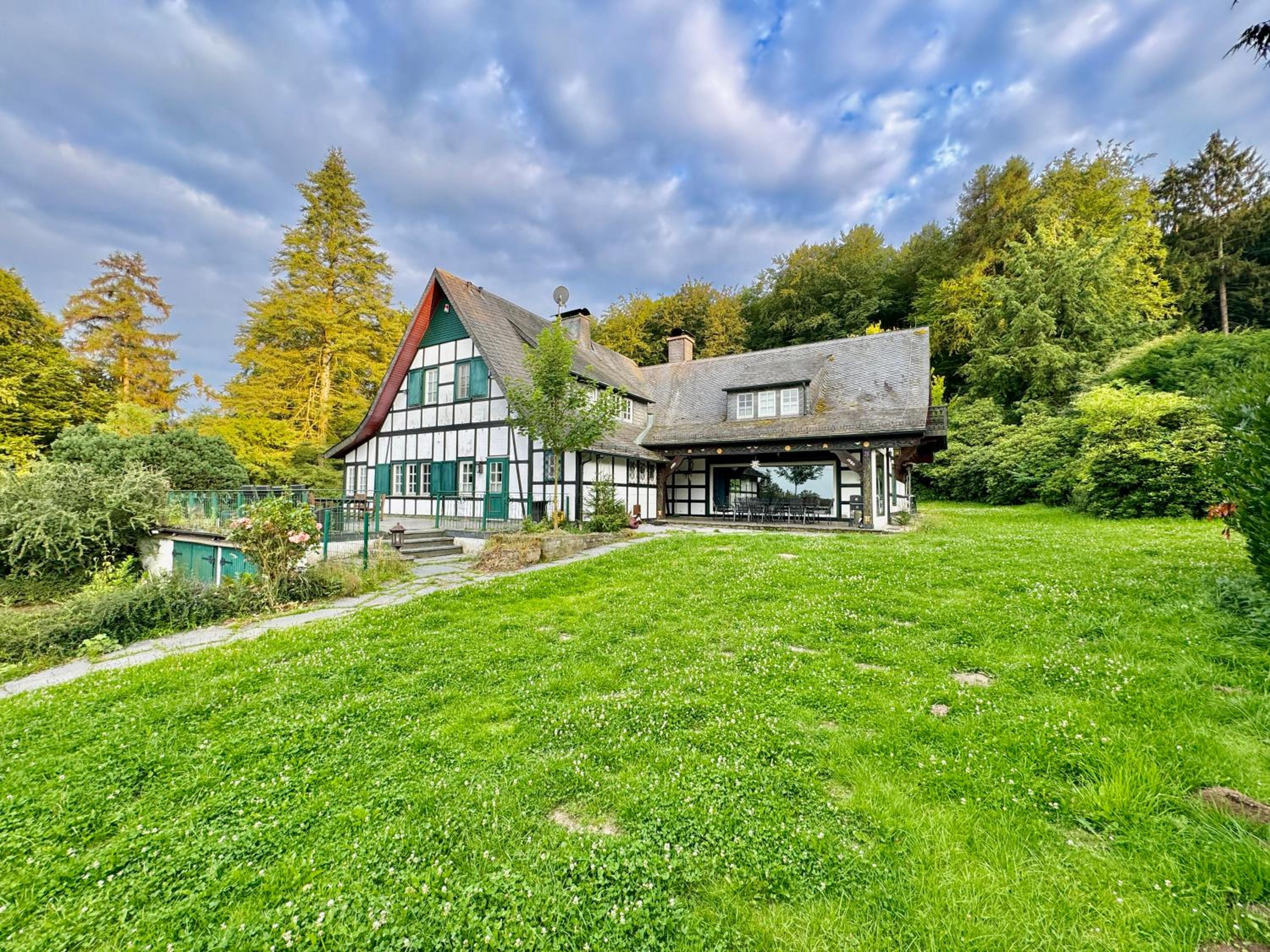Ferienhaus Villa EMG Osnabrück Bielefeld in Preussisch-Oldendorf, Alleinlage, eigene Wald und See, Jacuzzi, Sauna für Familien Gruppen bis 20 Personen