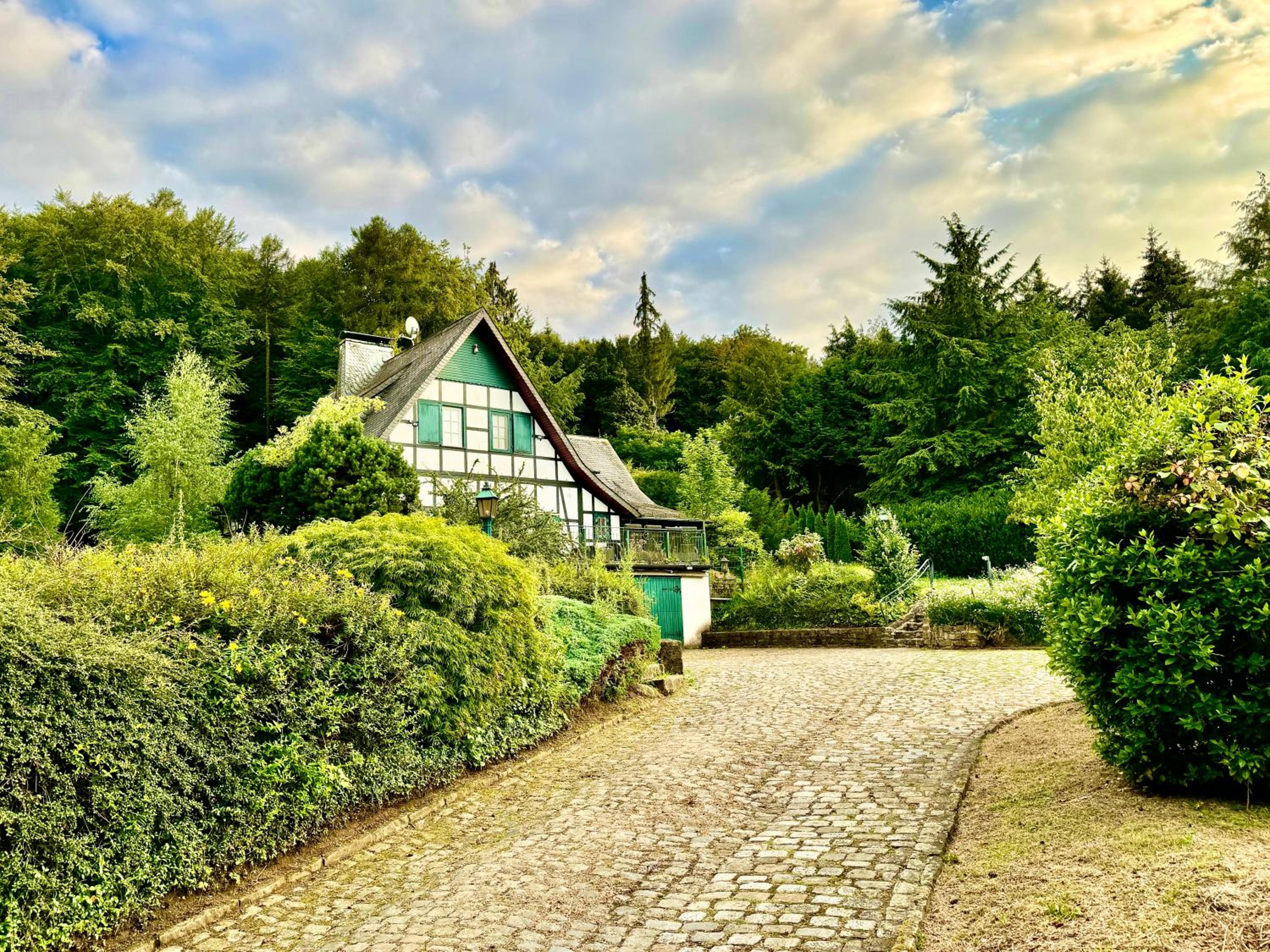 Ferienhaus Villa EMG Osnabrück Bielefeld in Preussisch-Oldendorf, Alleinlage, eigene Wald und See, Jacuzzi, Sauna für Familien Gruppen bis 20 Personen