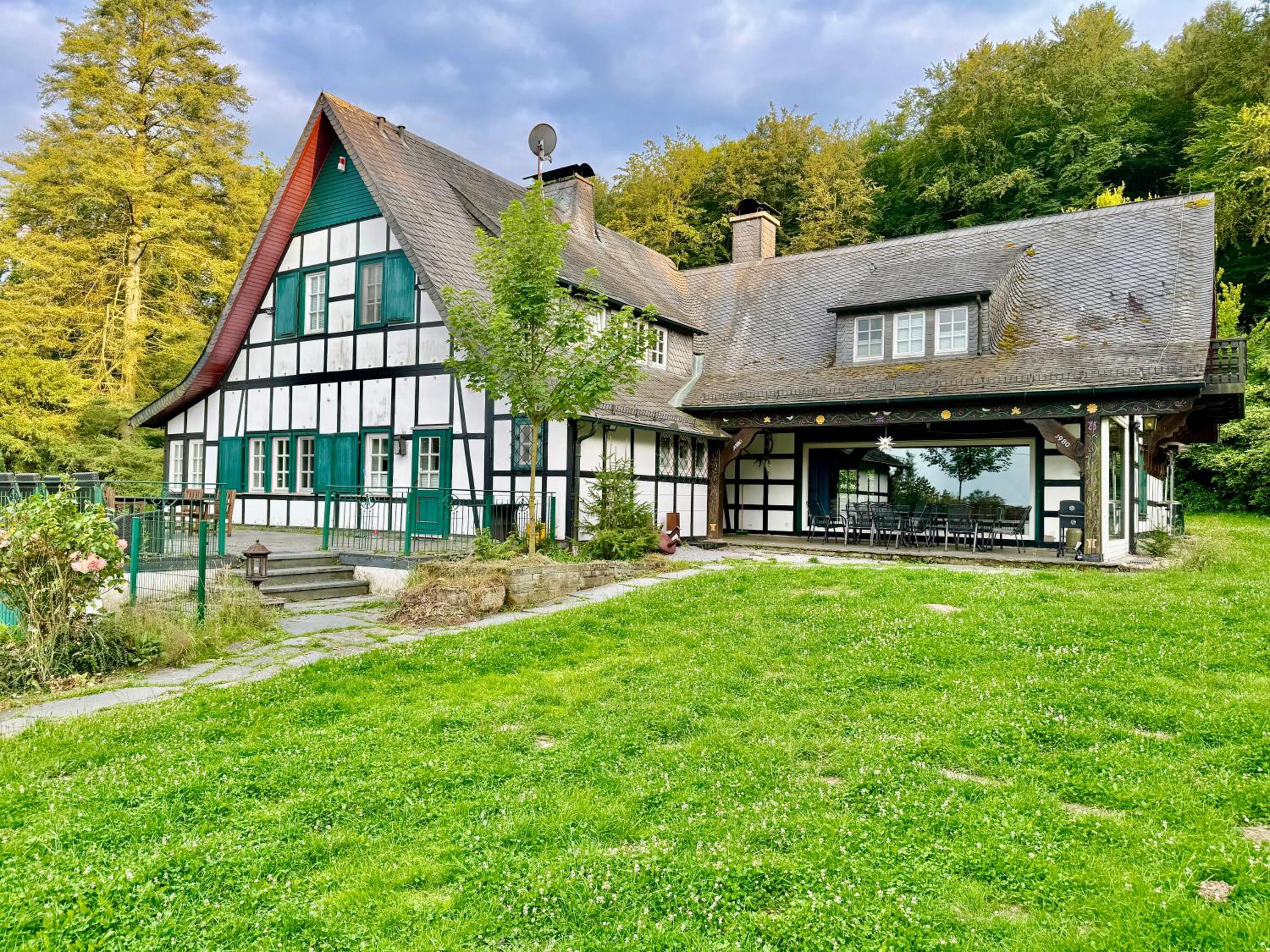 Ferienhaus Villa EMG Osnabrück Bielefeld in Preussisch-Oldendorf, Alleinlage, eigene Wald und See, Jacuzzi, Sauna für Familien Gruppen bis 20 Personen