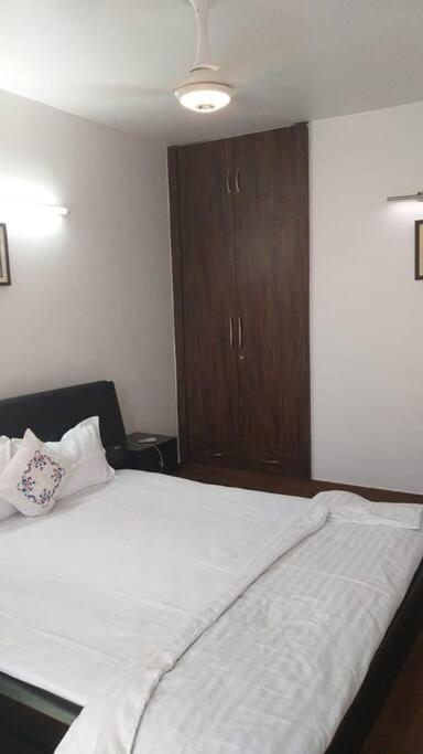 Modernity city central fully air conditioned view 4
