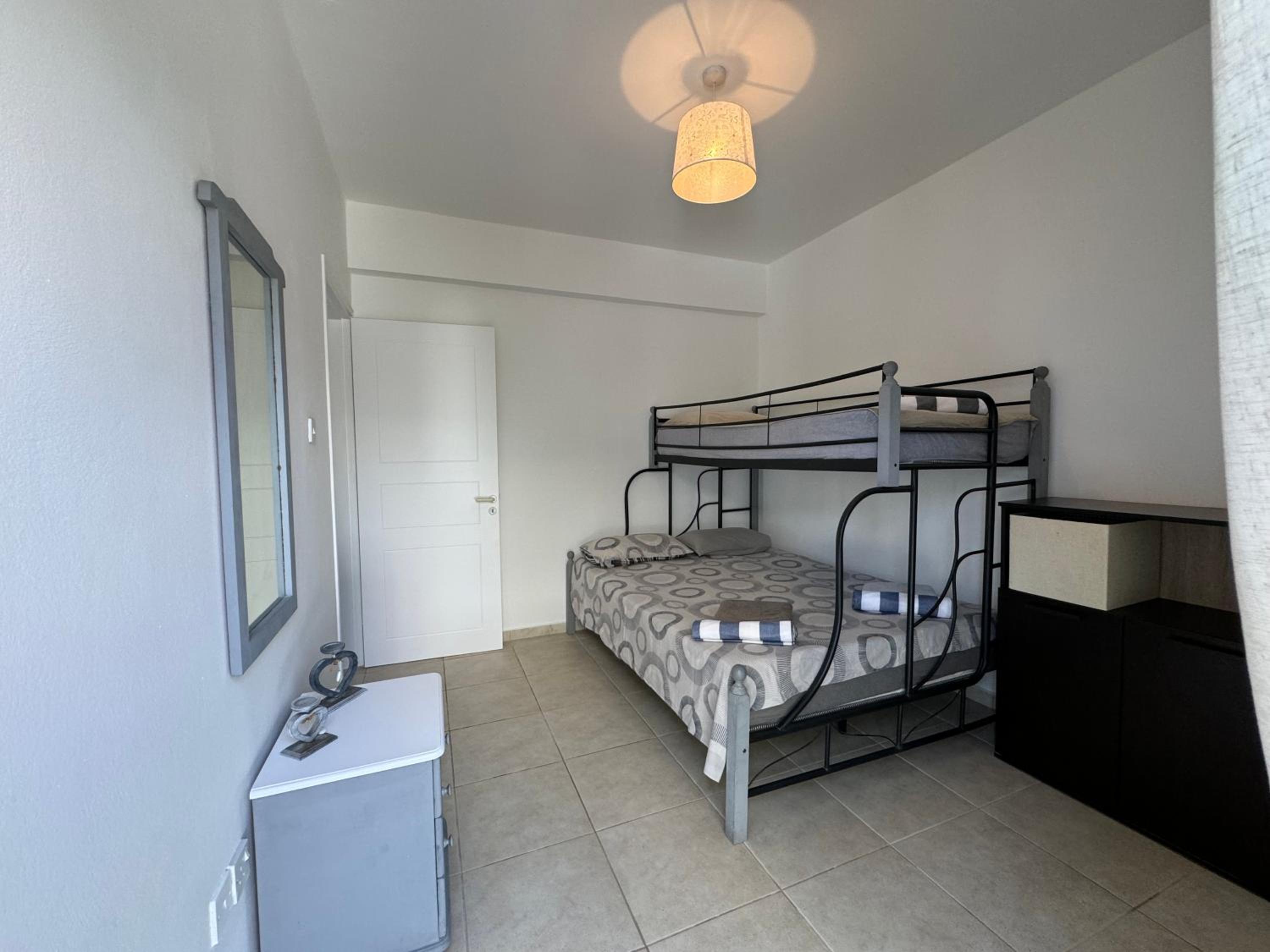 Cozy 2-bd ap near the sea!