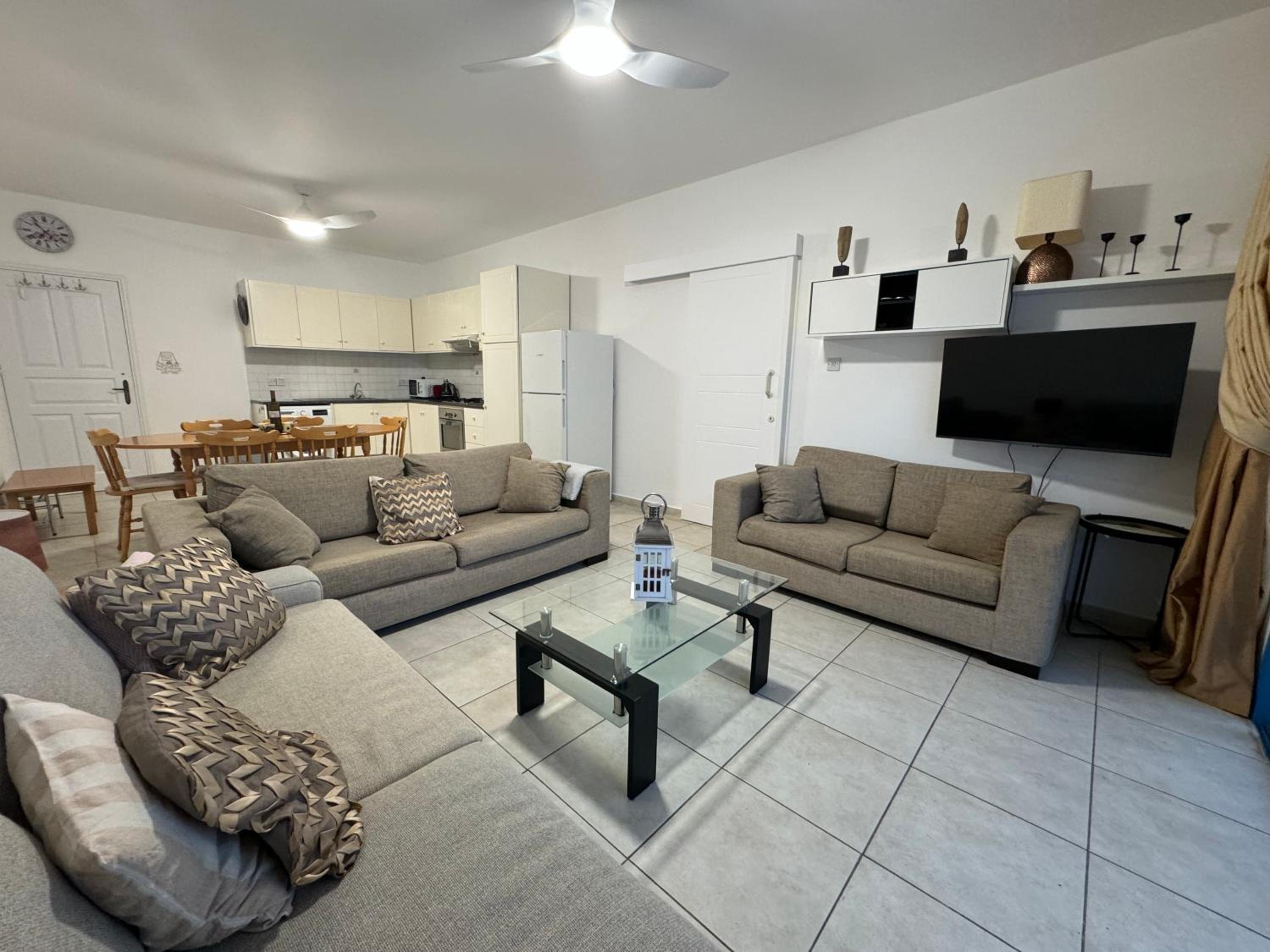 Cozy 2-bd ap near the sea!