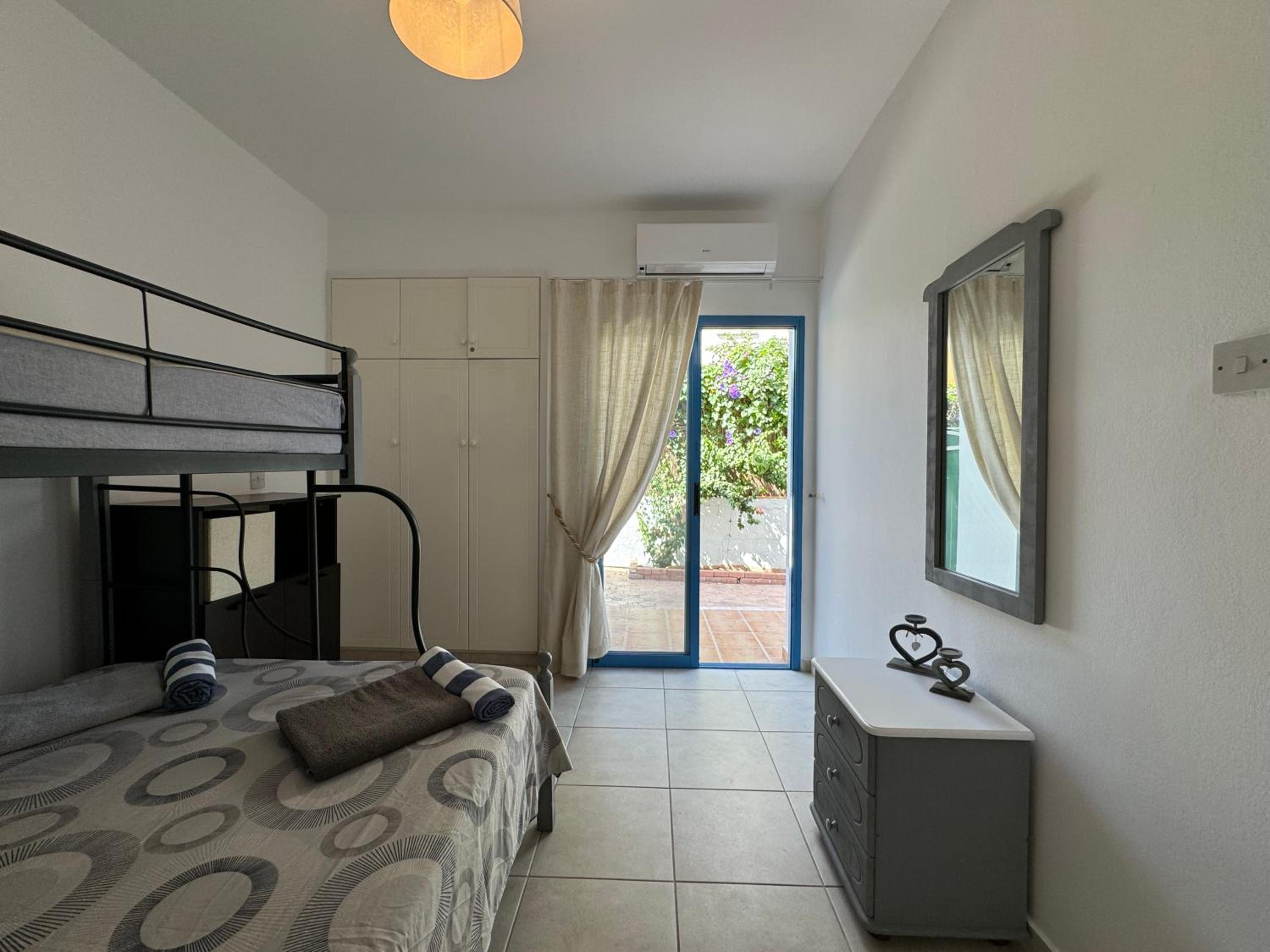 Cozy 2-bd ap near the sea!