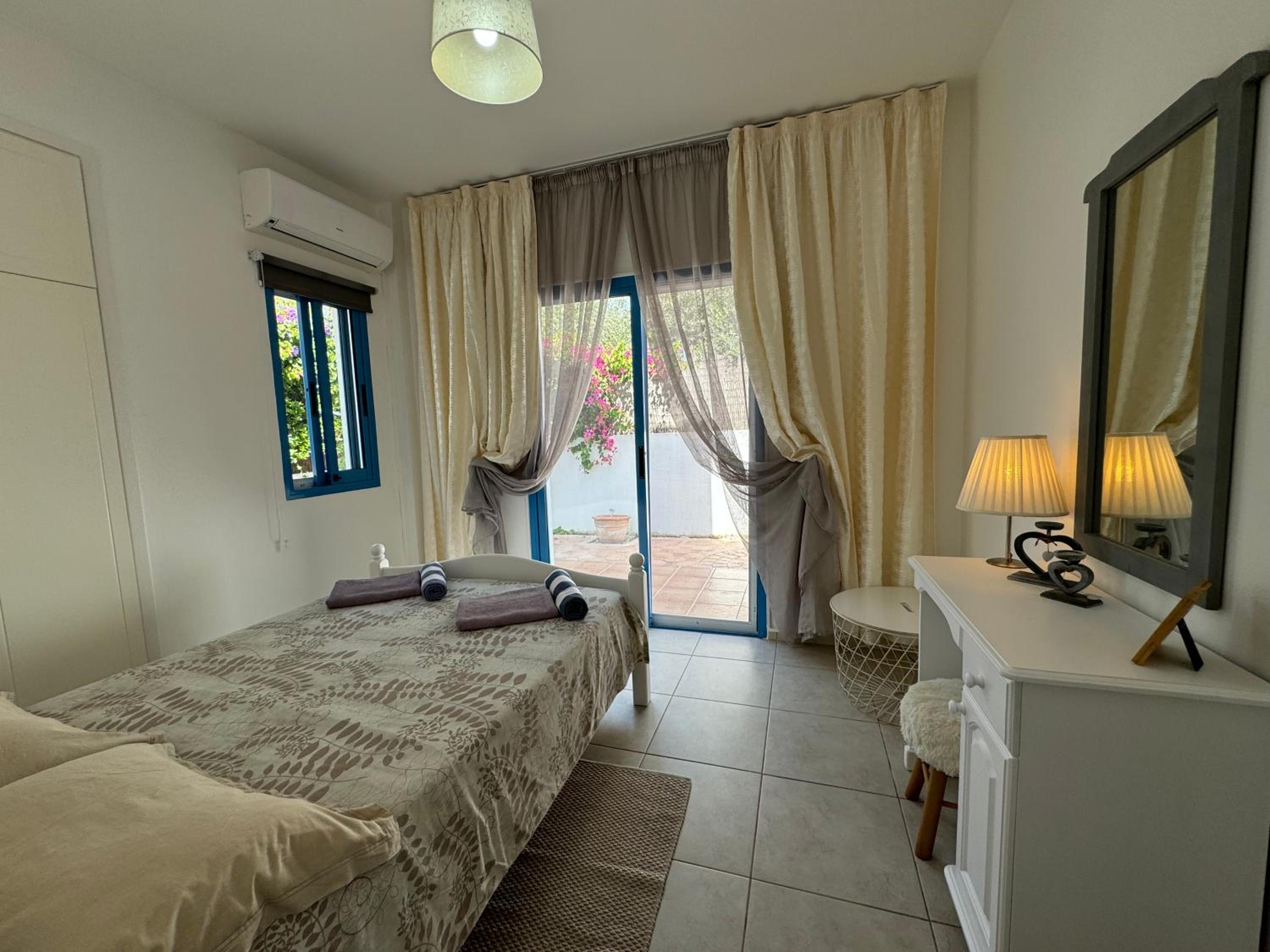 Cozy 2-bd ap near the sea!